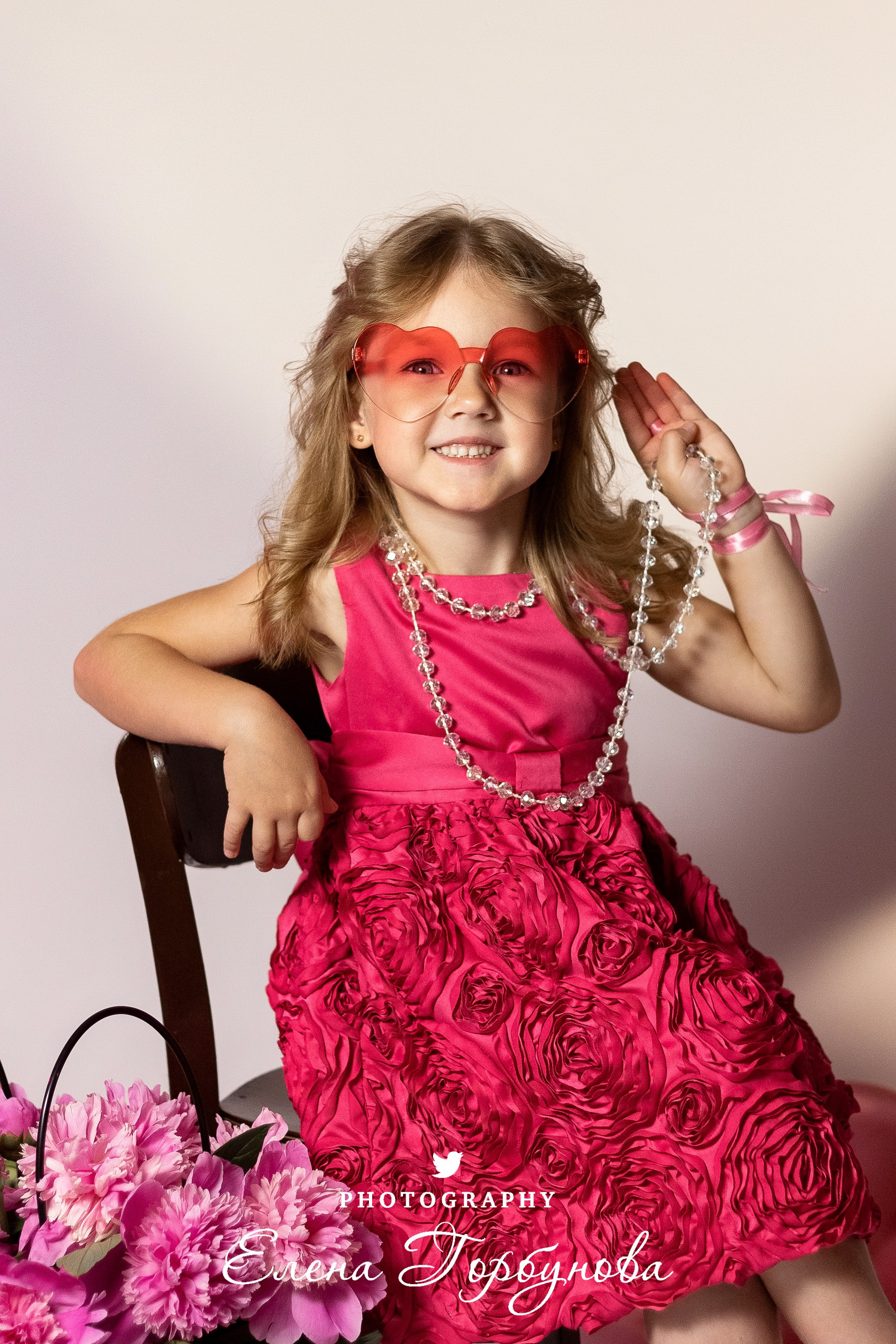 модница в розовом платье и маминых розовых туфлях на фотосессии
