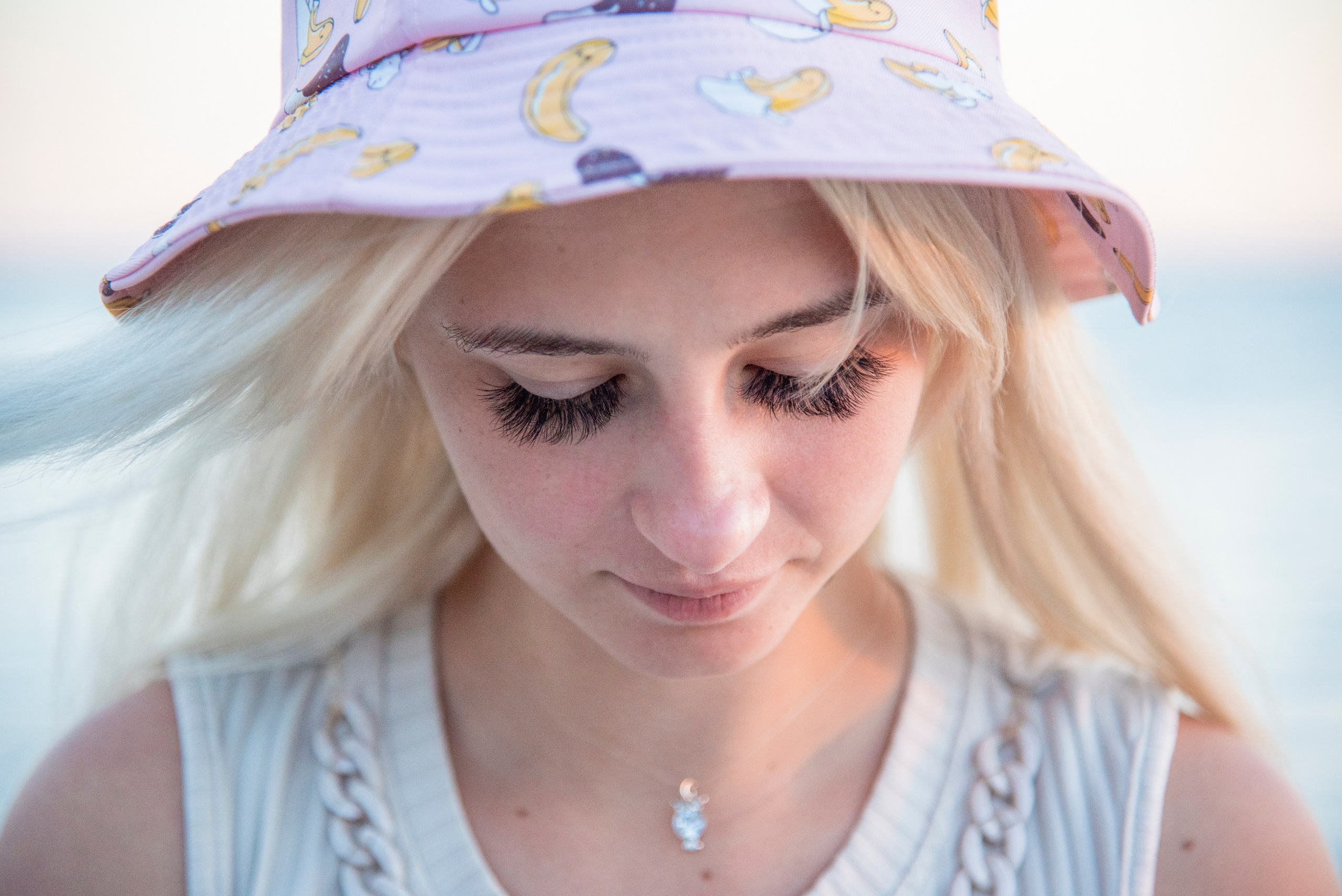 Милая блондинка, волосы до плеч, длинные ресницы, панама, пляж, посёлок Лазоревское, закат, море