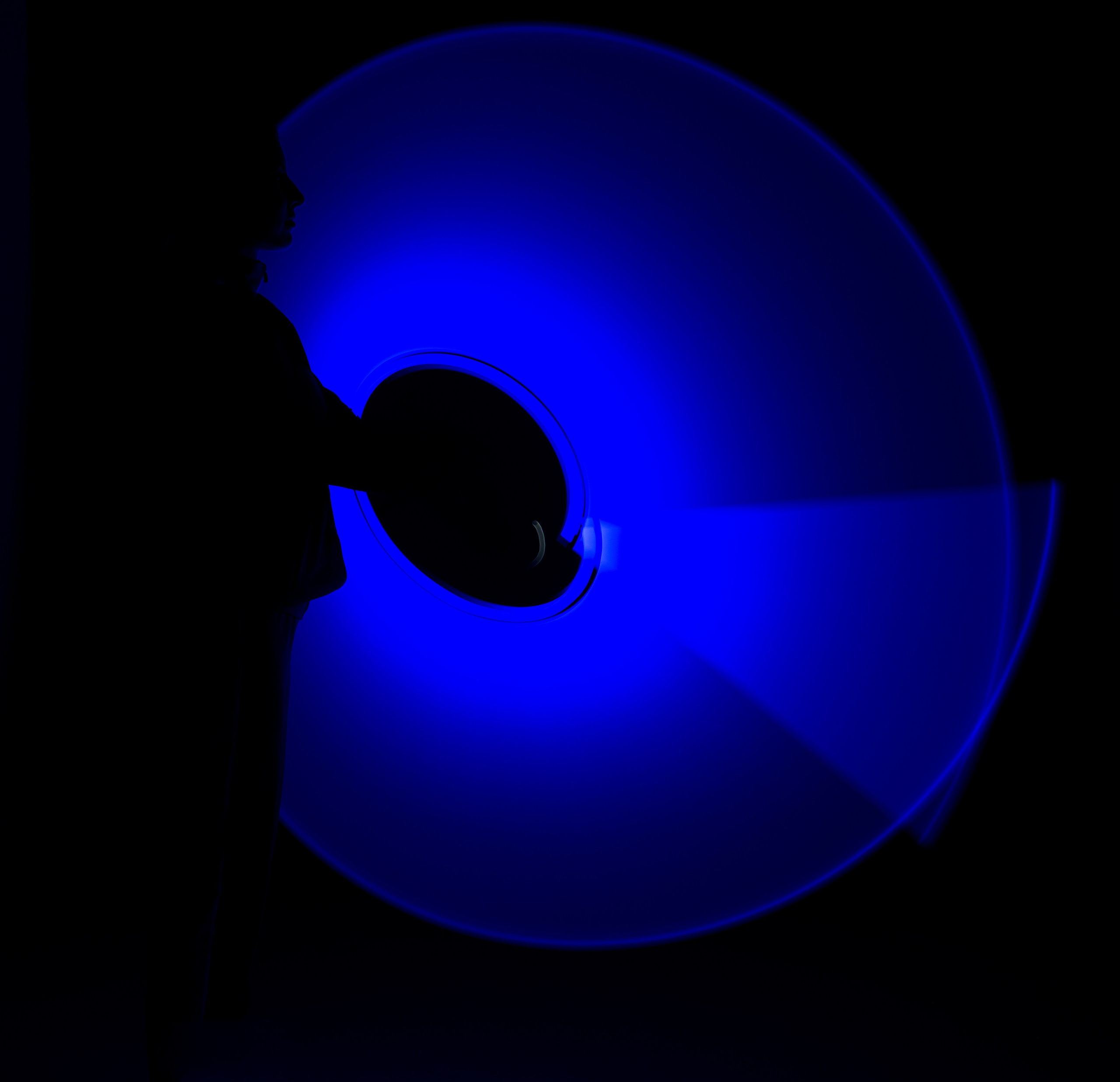 Фотопроект самоизоляция, сомнамбула, сновидческие видения, философия, одиночество, арт-фотография. девушка и световой меч