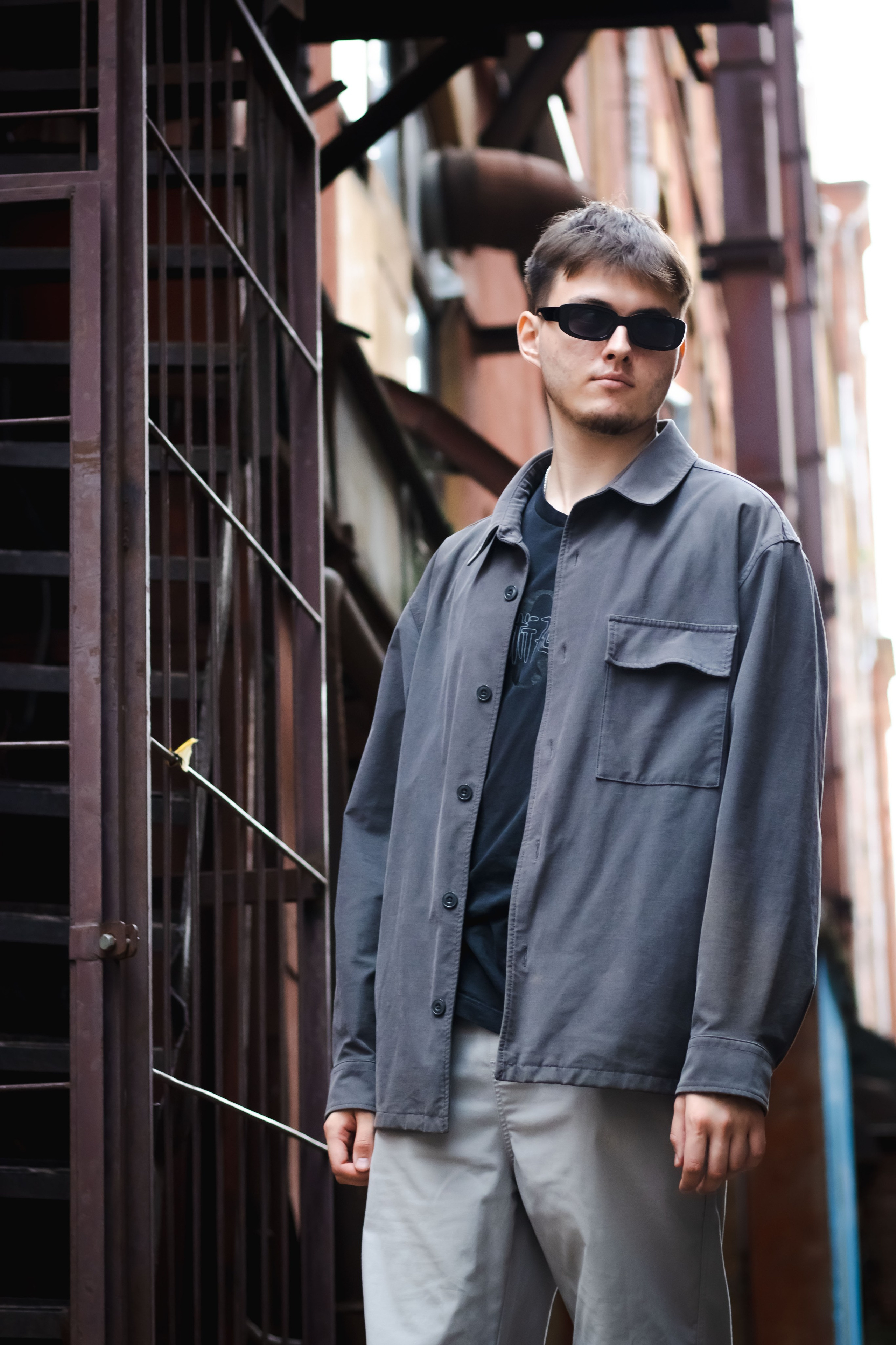 парень в очках смотрит расслаблено в сторону 