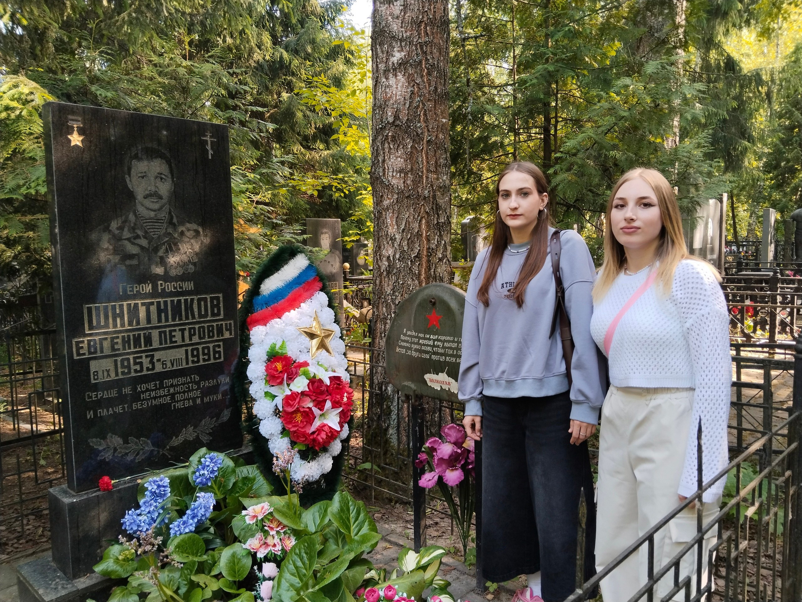 Благоустройство мест захоронений земляков кинологов, с возложением венков. НРОО КЦ "Собаковод"