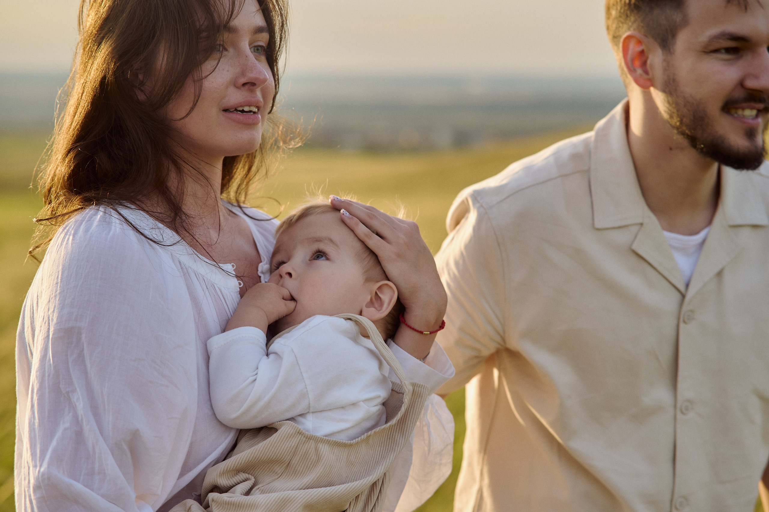 Шамиль, Аня и Марс в поле с барашками. Семейный и свадебный lifestyle-фотограф в Москве Мария Петрова