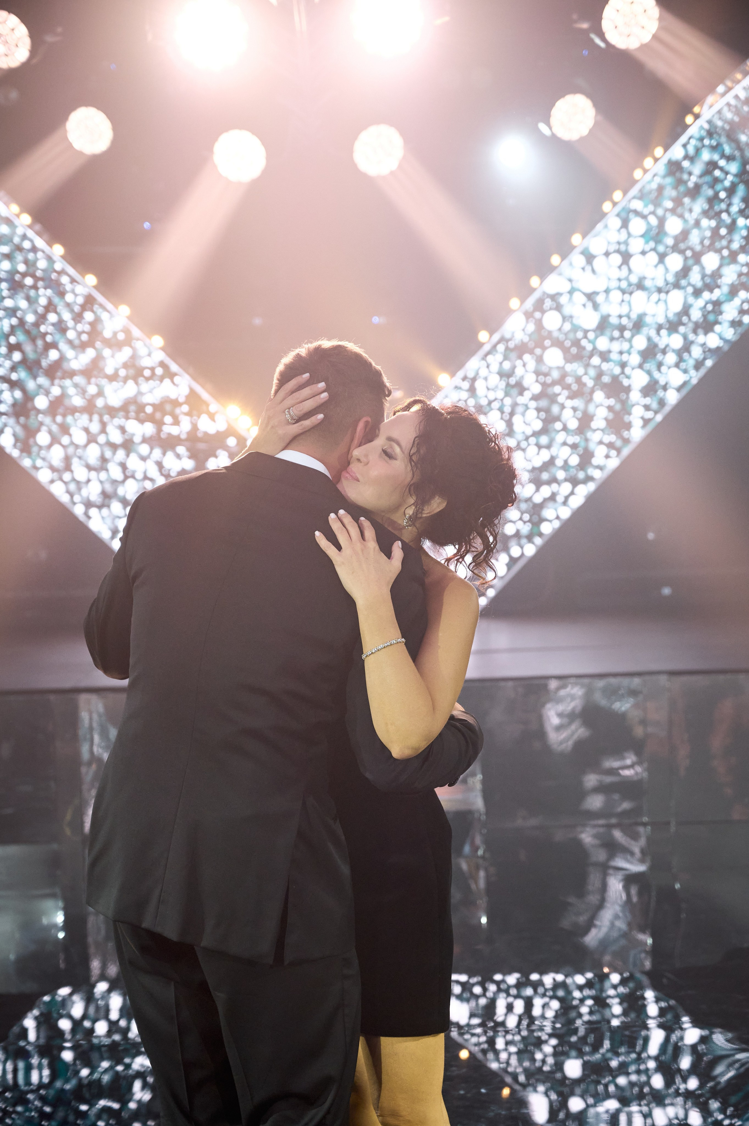 Свадьба с искусственным интеллектом в Усадьбе фамилии от ТВИНС СТУДИО лучших фотографов Краснодара. ТВИНС СТУДИО — лучшие свадебные фотографы и видеографы в Краснодаре