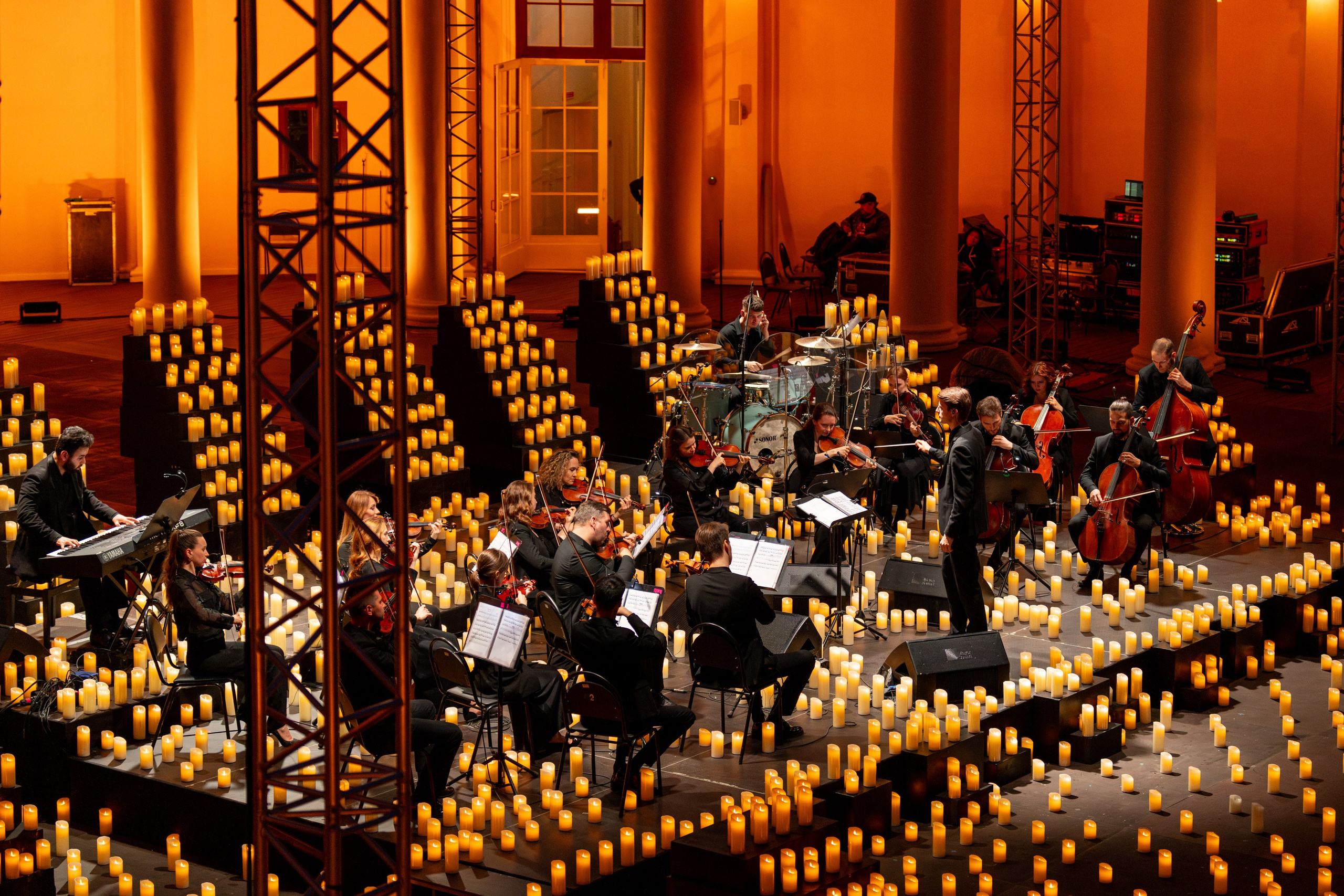 Симфонический оркестр Lumisfera при свечах. Фотограф Никита Комаров