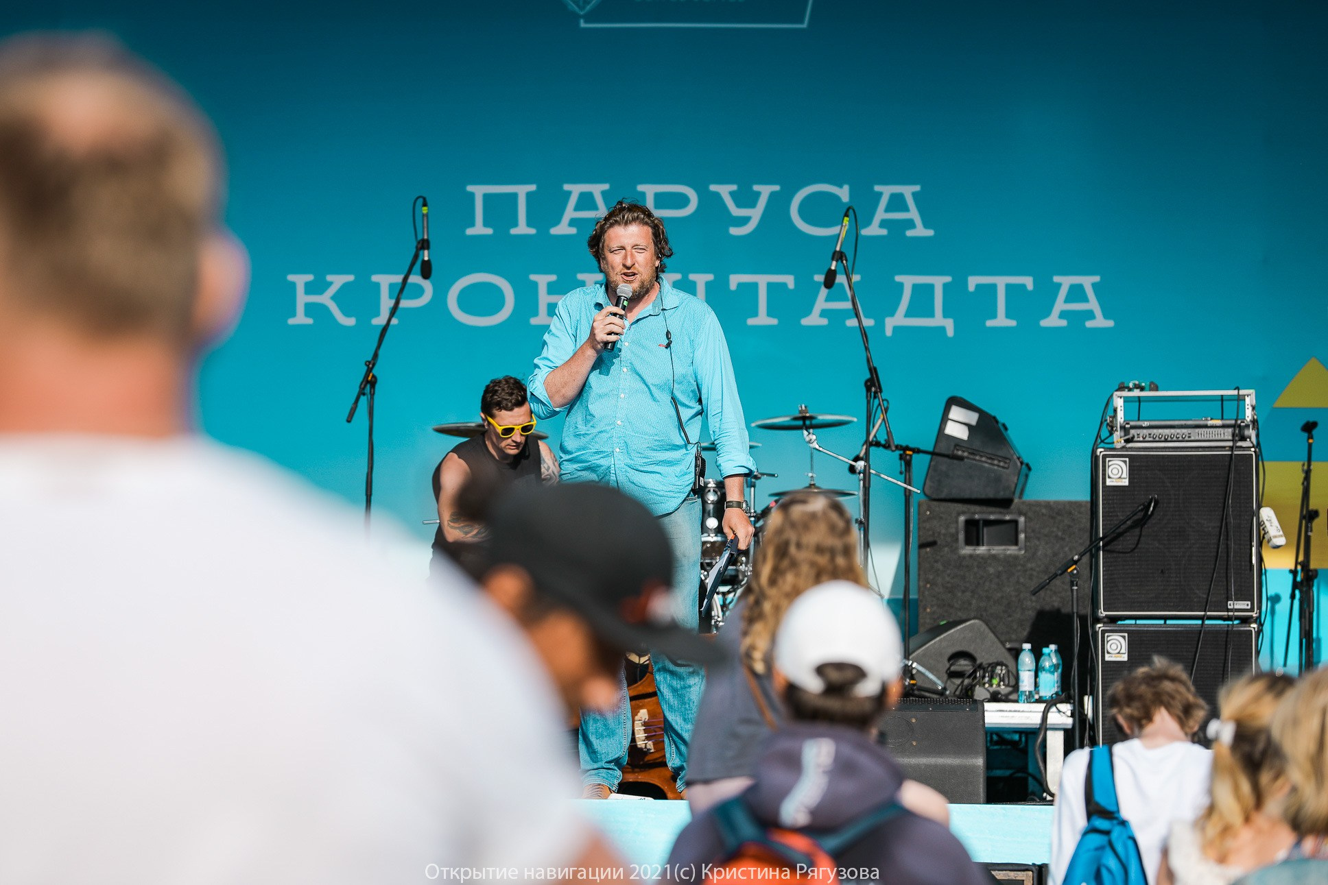 Ведущий Алексей Жиров на фестивале Паруса Кронштадта. Фото на сцене.