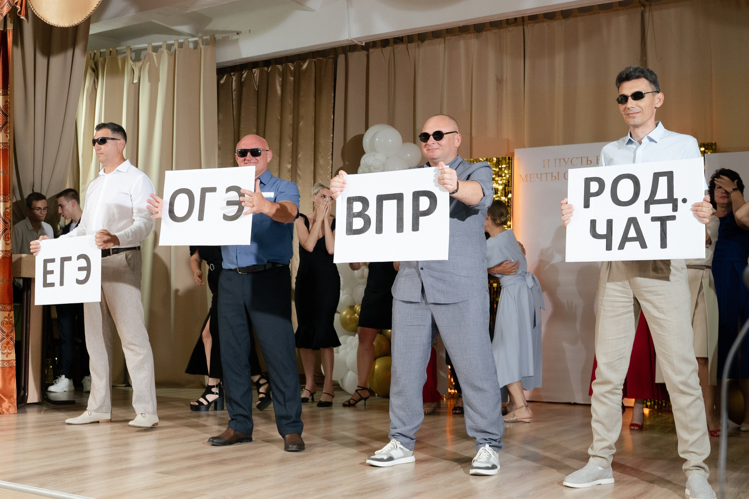 40 Школа 11 класс вручение аттестатов. Выпускные альбомы Натальи Бутко: Новороссийск, Анапа, Геленджик