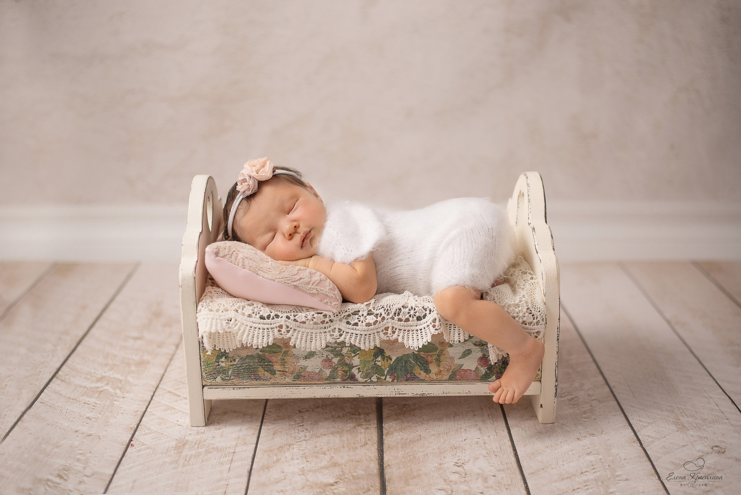 Анна на кроватке в базовой позировке