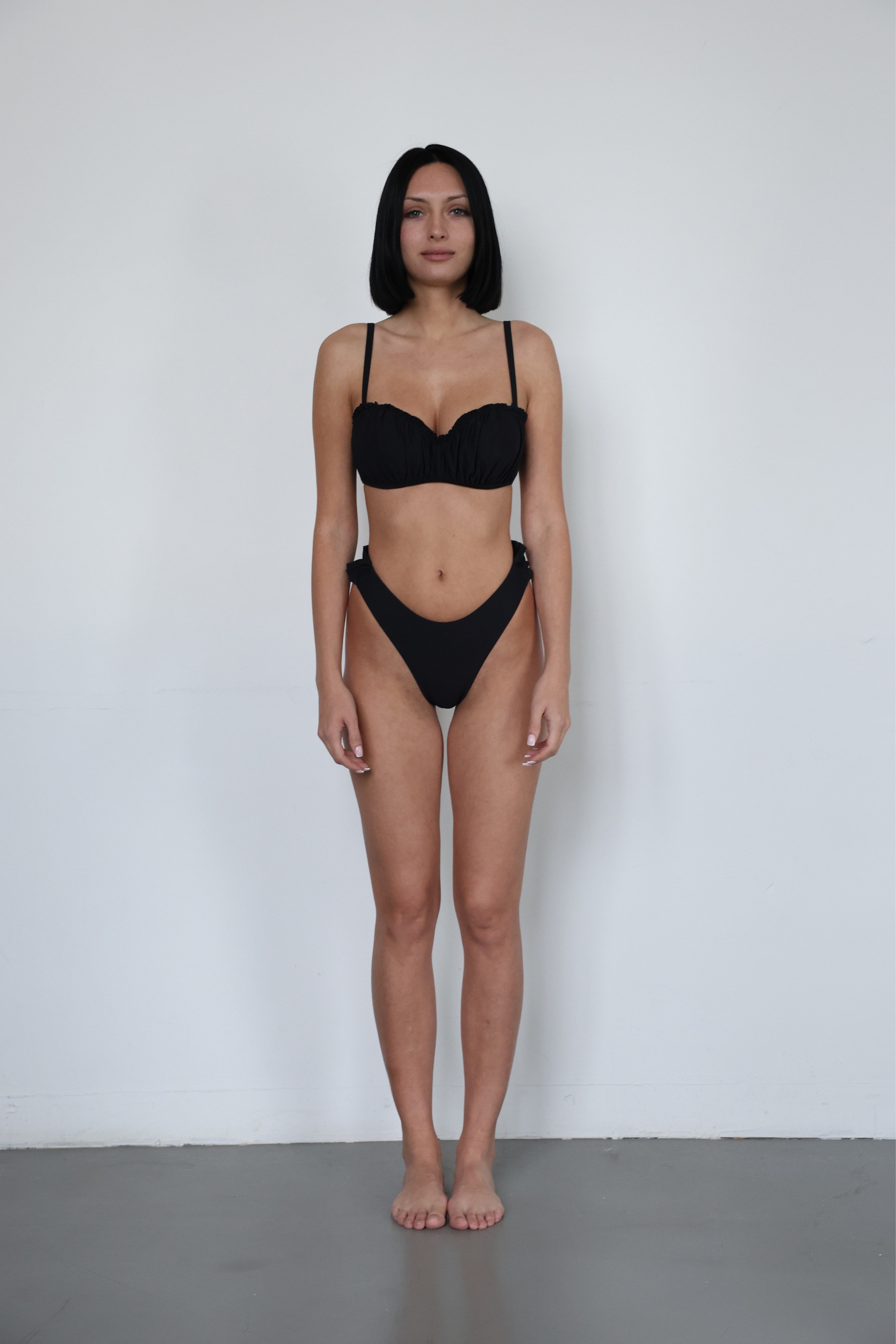 Снепы девушки модели в черном купальнике