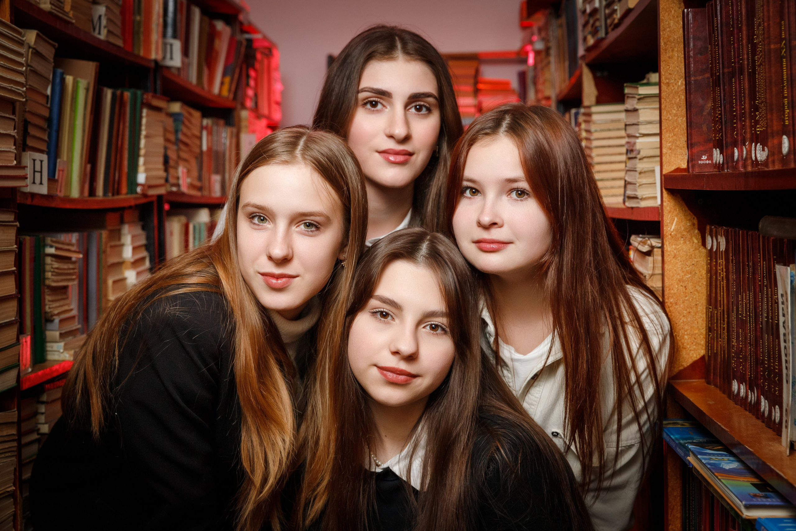 И В ШКОЛЕ ЕСТЬ ЖИЗНЬ. Марина Ушакова. Фотограф. Выпускные альбомы. г. Краснодар