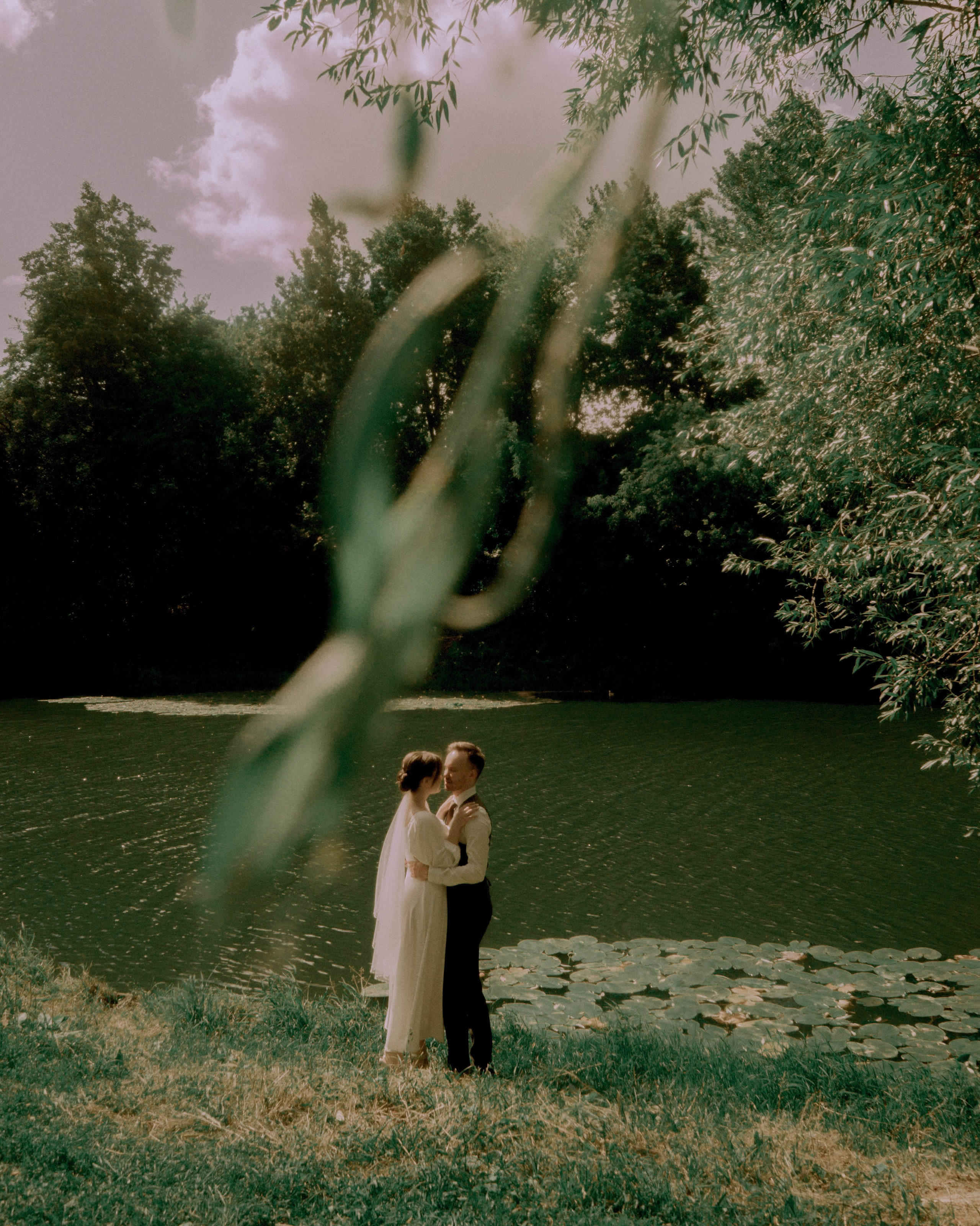 прогулочная свадебная съёмка на природе у воды в Московских парках