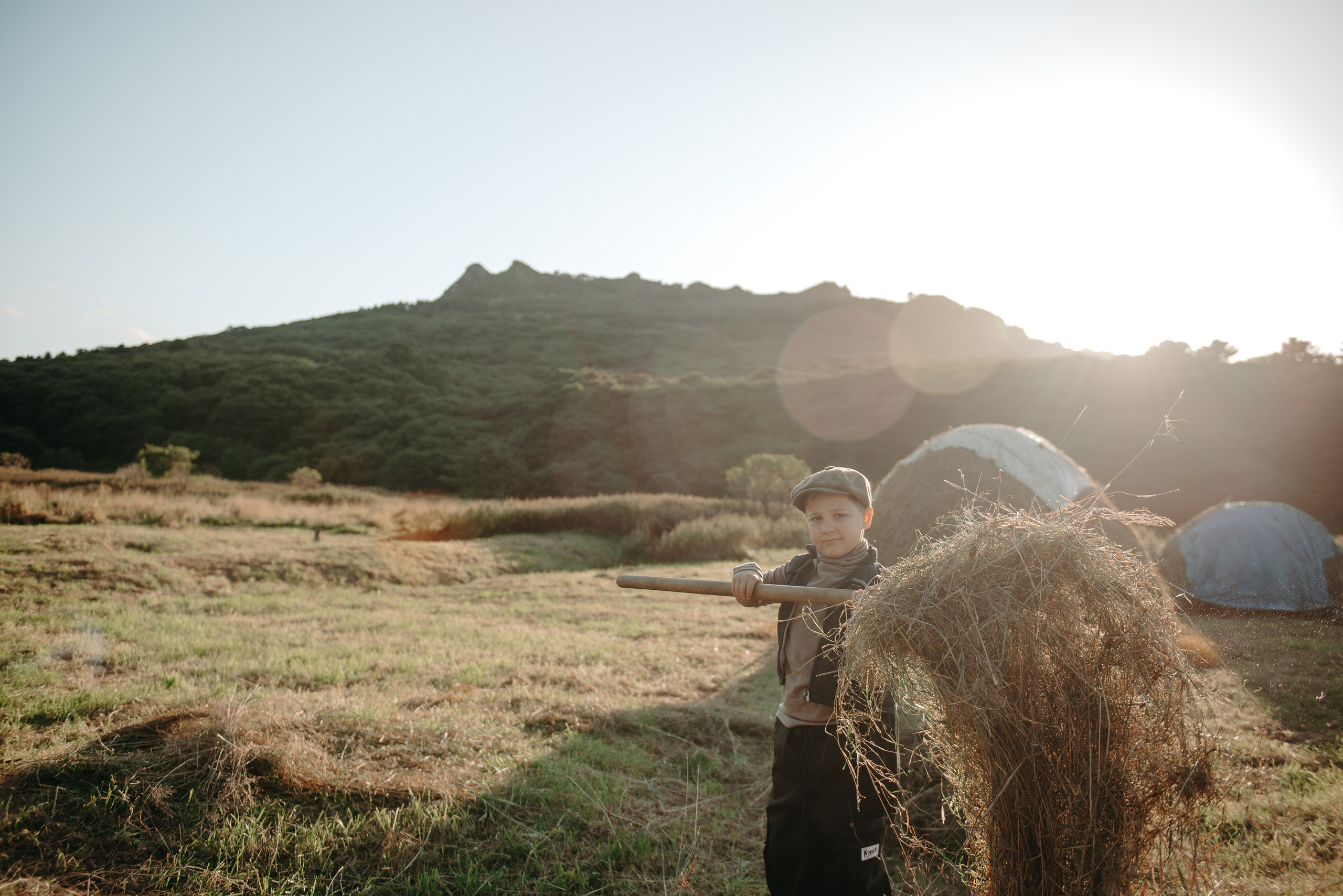 Дениска и Пелагея на сенокосе. Ирина Метелица фотограф на Шикотане
