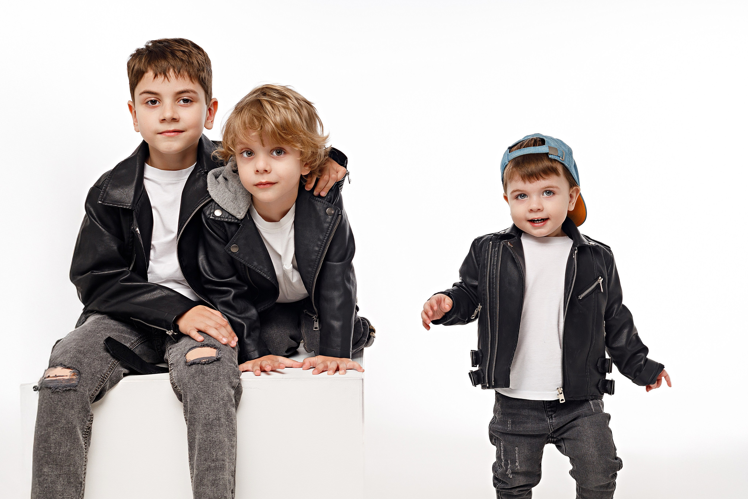 Фотосессия братьев в Сочи от детского фотографа. Детский студийный фотограф Сочи