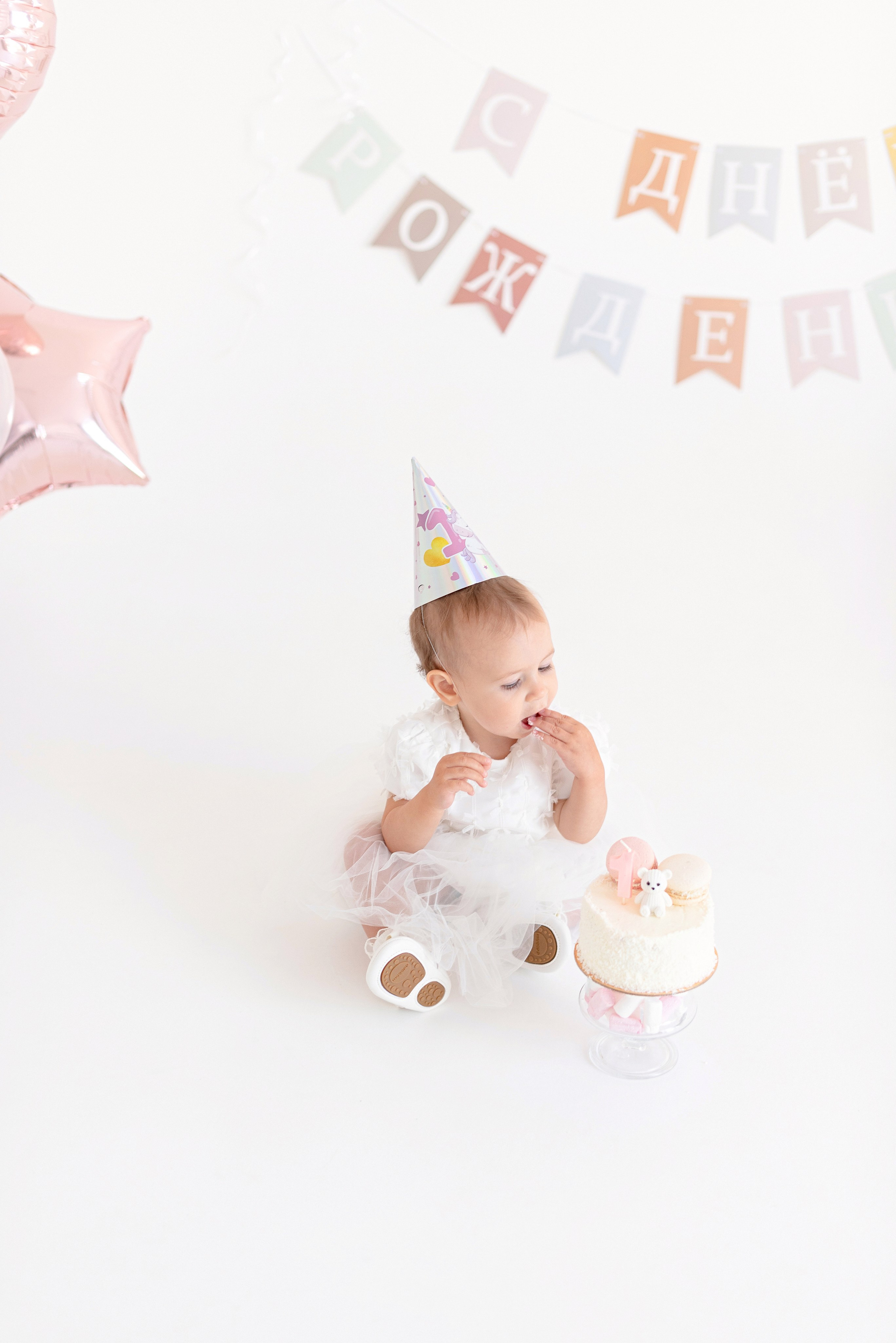 Фотосессия дня рождения ребенка в фотостудии, торт, воздушные шары, мыльные пузыри, профессиональные детские фотографии в Сургуте и Нефтеюганске.