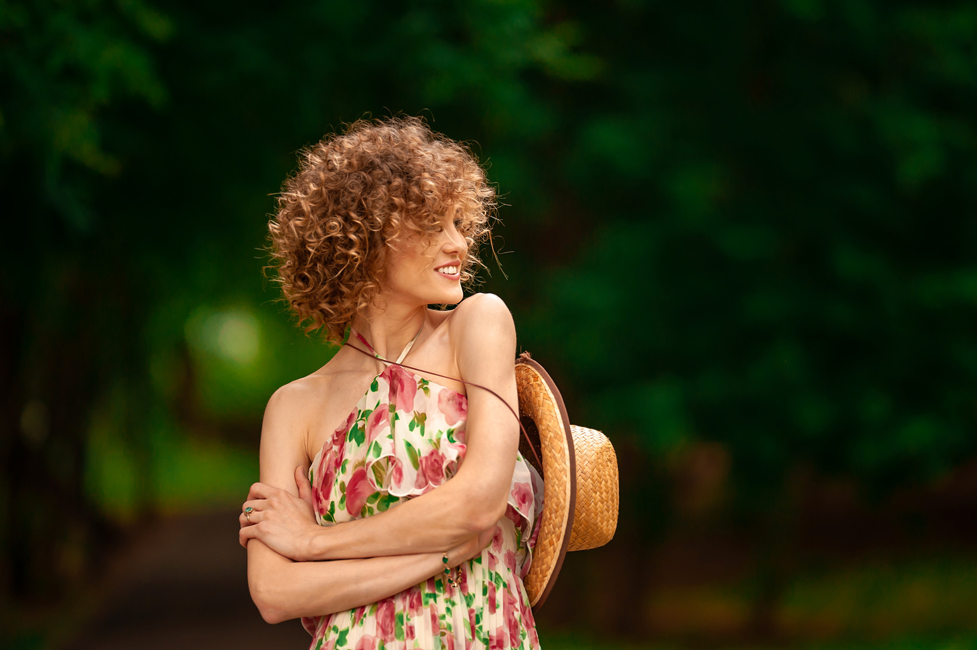 Девушка со шляпой, весеннее фото яркие зеленые цвета, портрет