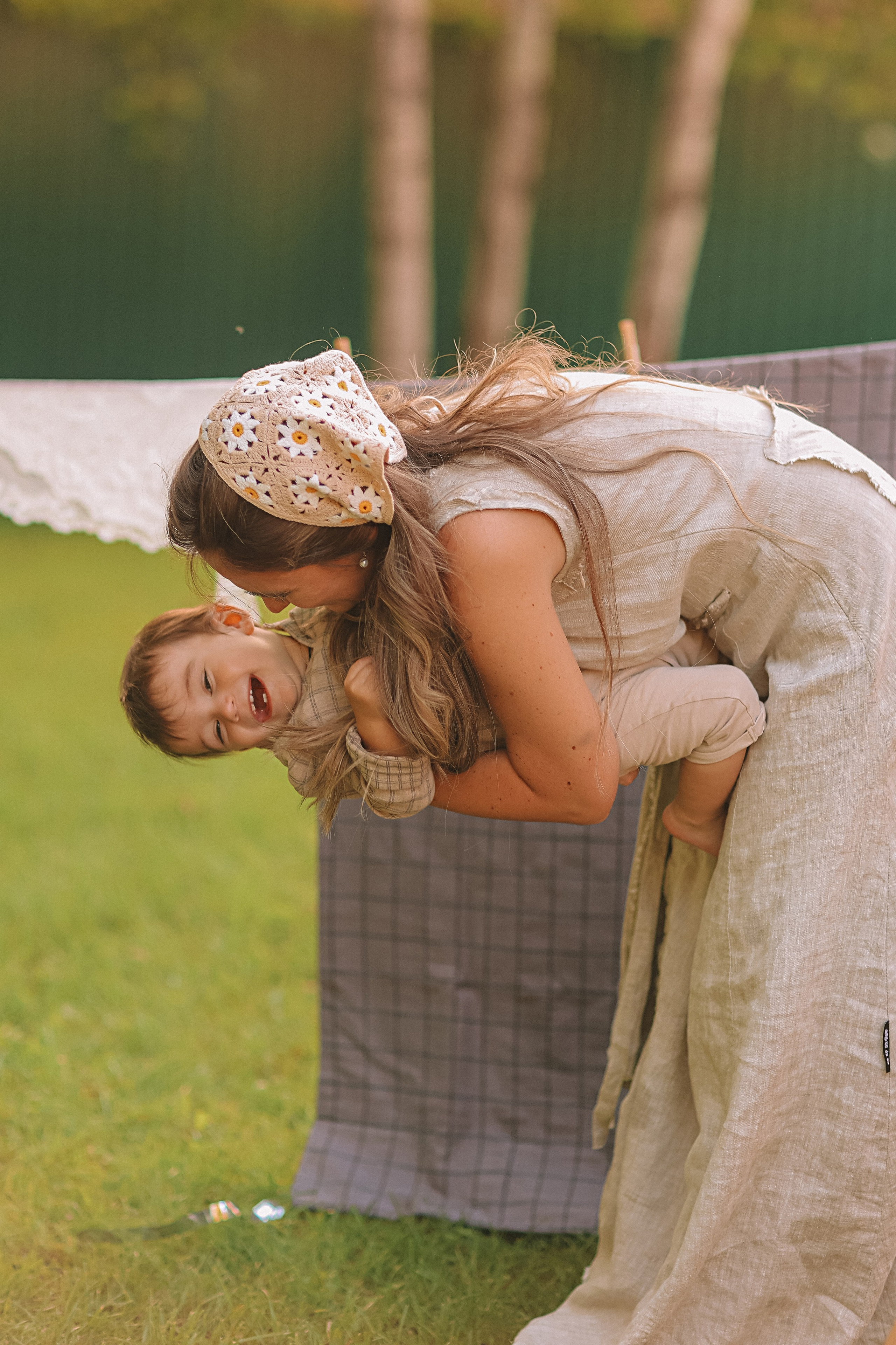 Стирка у дома. Семейный фотограф Тюмень, фотограф на роды Салмина Мария