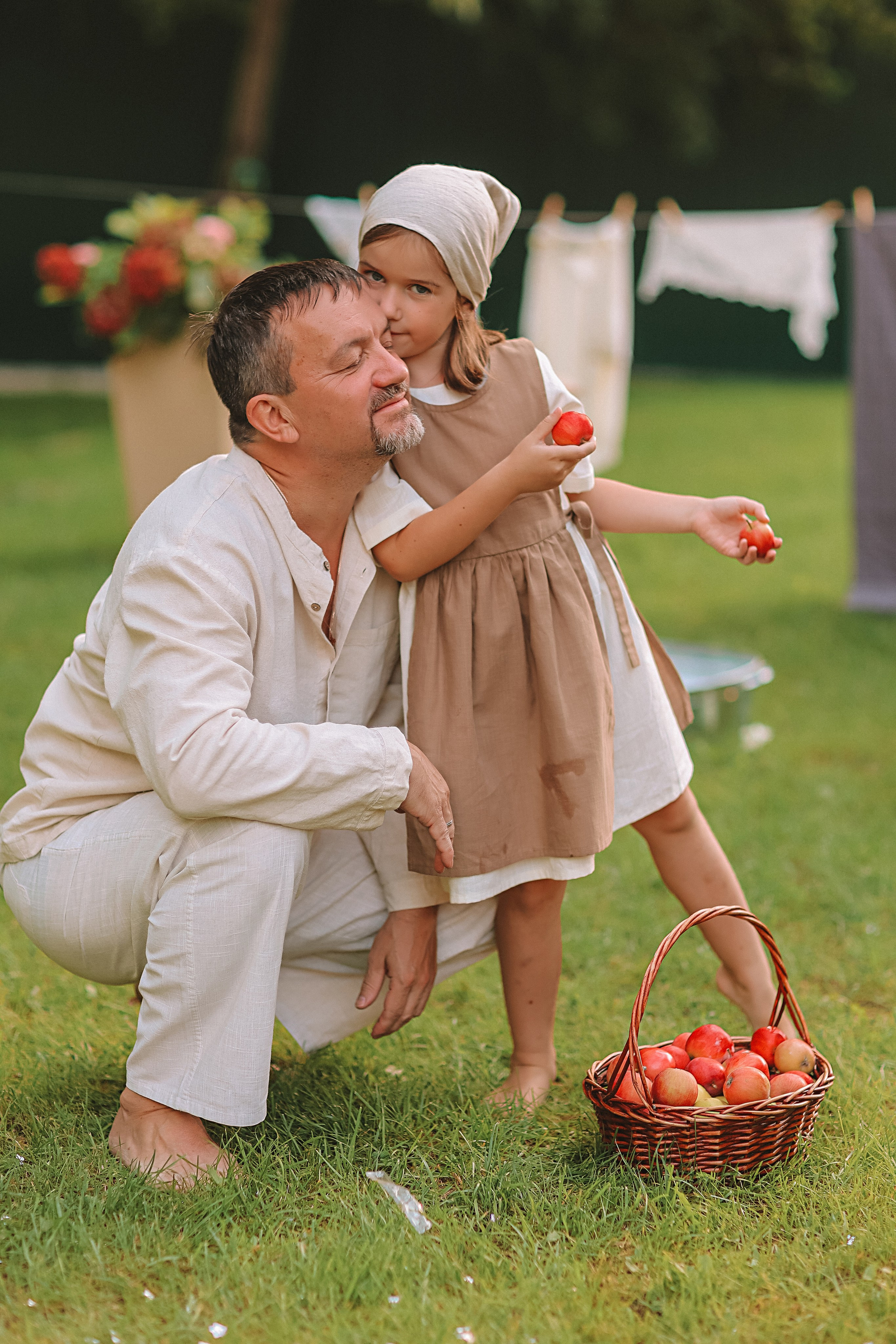 Стирка у дома. Семейный фотограф Тюмень, фотограф на роды Салмина Мария