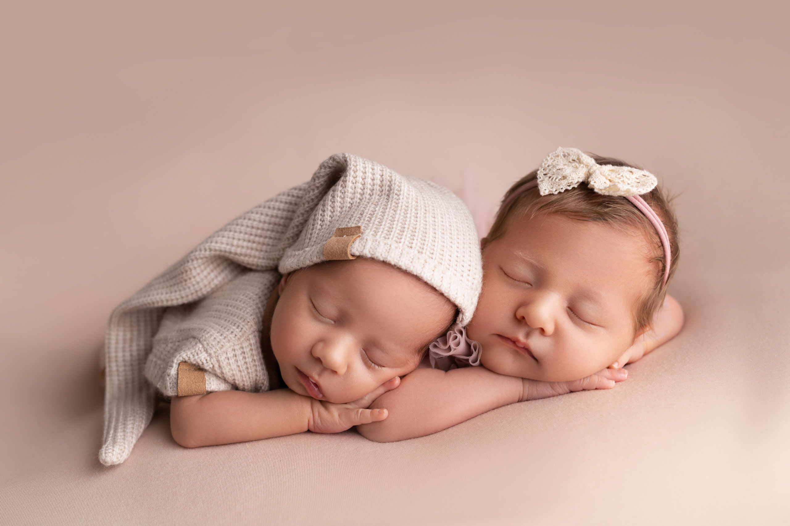 Фотосъемка двойни. Фотограф новорожденных малышей в Омске и Омской области Эльвира Камаева