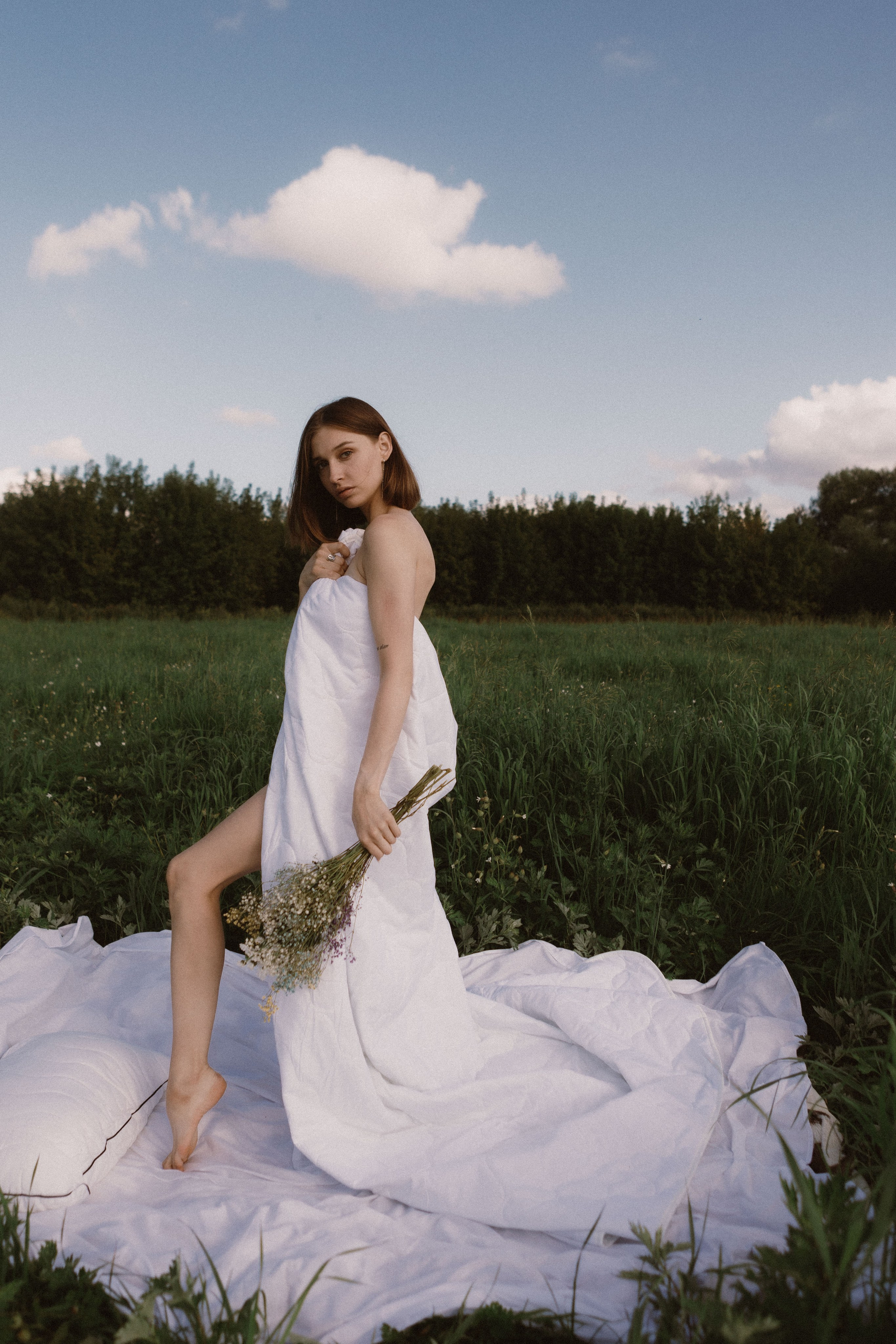 Летняя фотосессия в поле. Девушка в поле в кровати