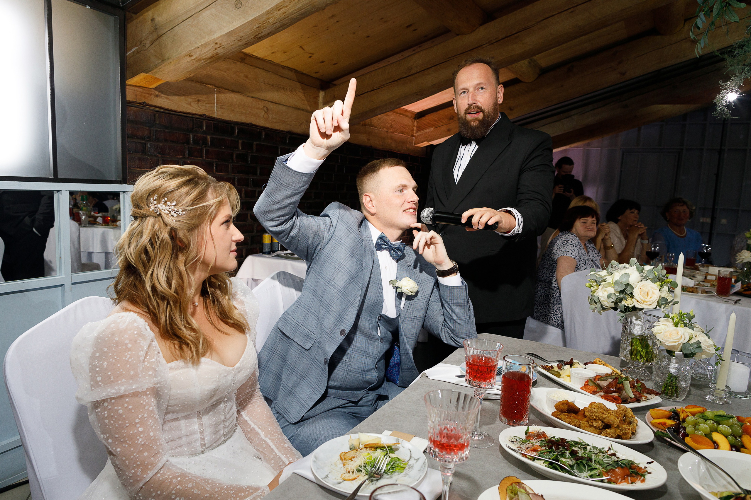 Трогательная выездная церемония в уютном дворике отеля. Олег Сверчков | Свадебный фотограф Вологда