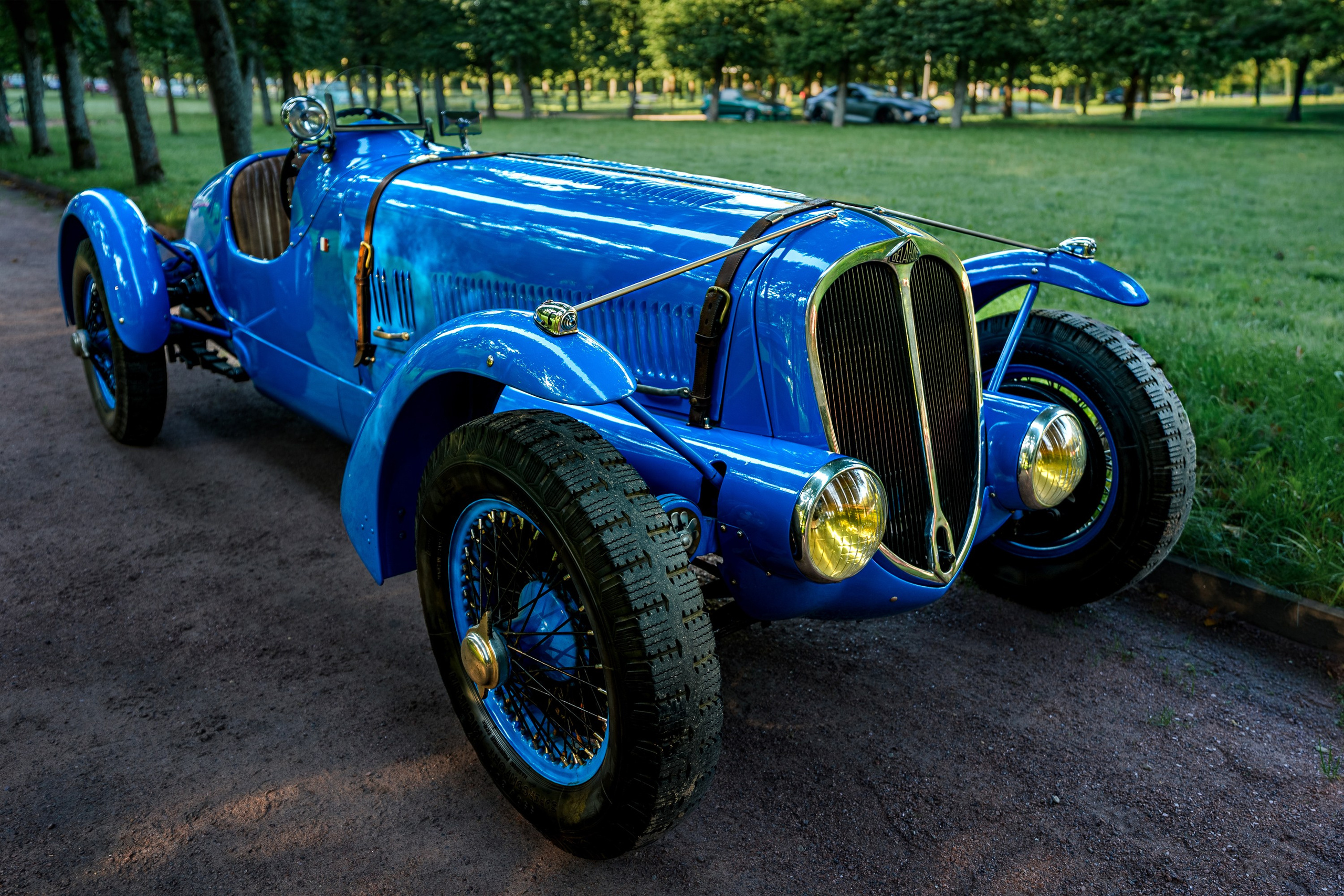 Фотосъёмка Delahaye 135 CC: синий ретро-автомобиль, общий ракурс кузова, классические детали и выставочная подача.