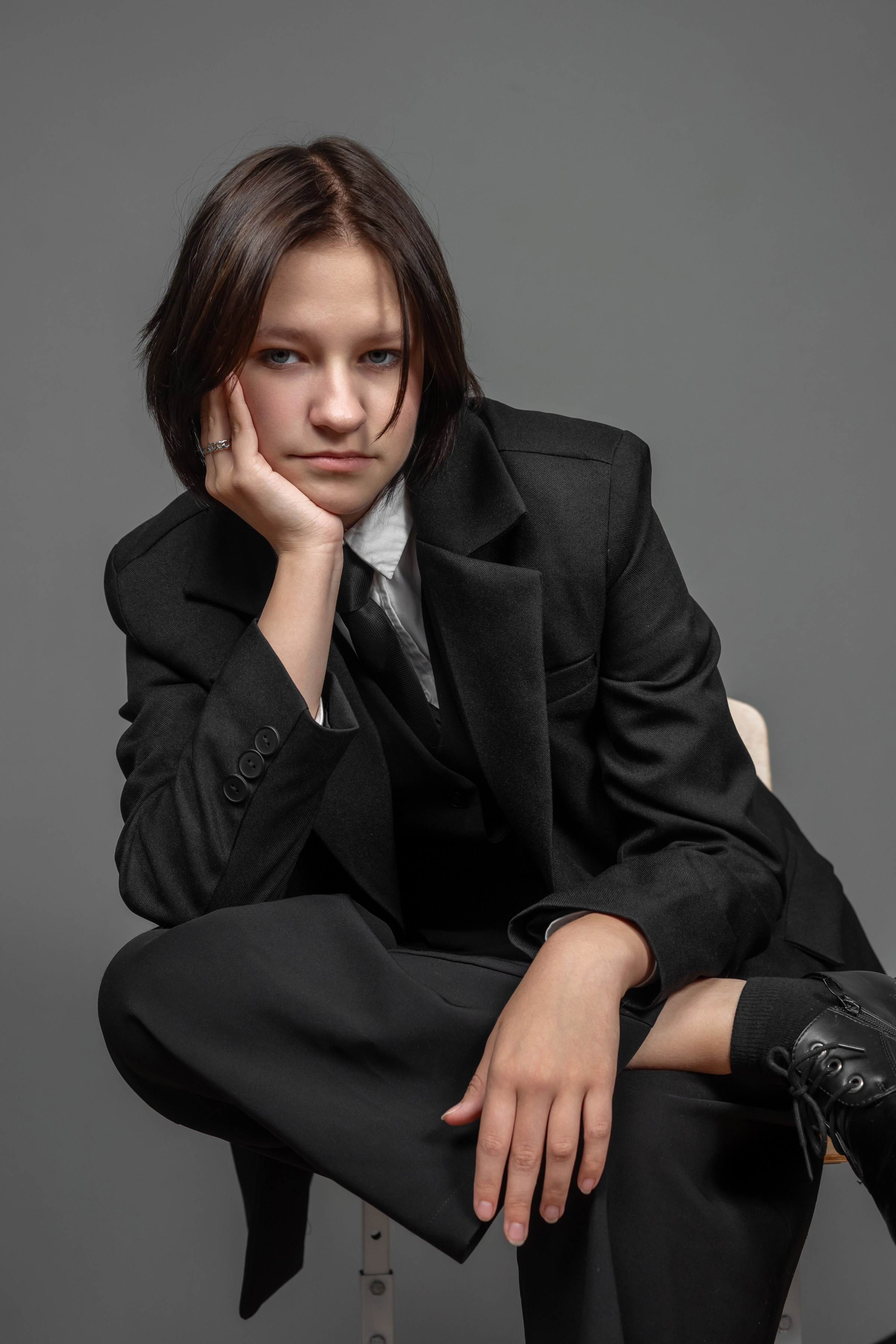 Портреты на сером  фоне. Ольга Плаксина фотограф в Саратове