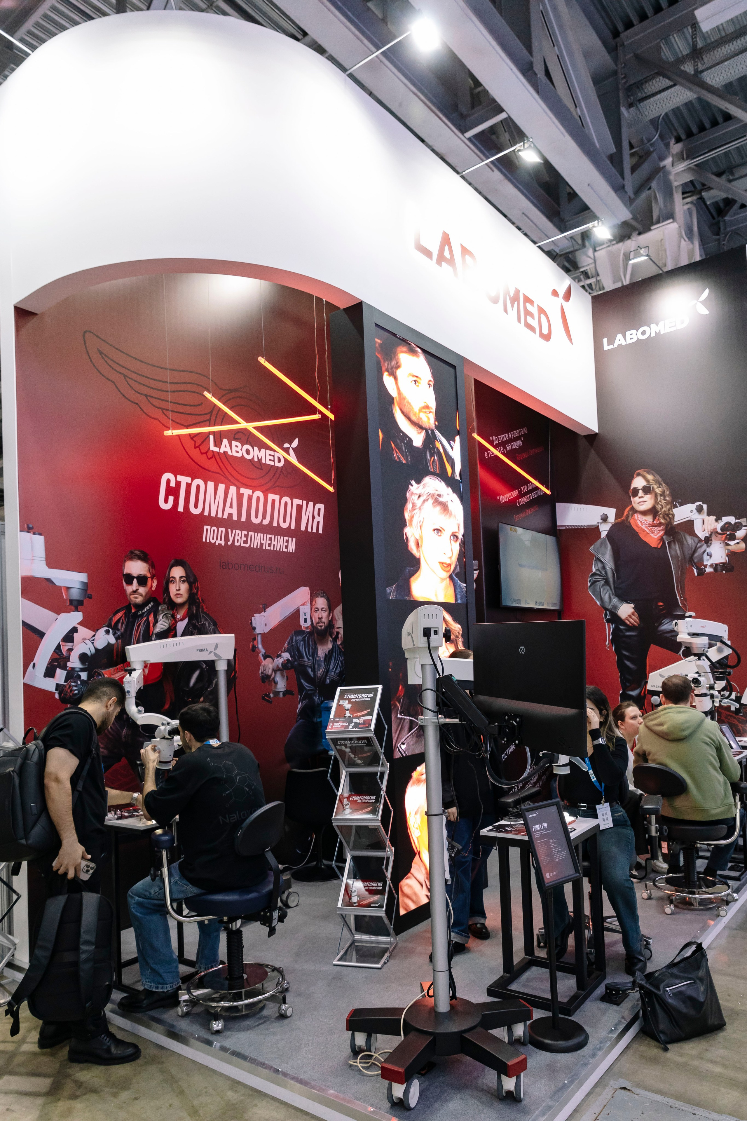 Стоматологическая выставка Dental Salon 2026. Профессиональный фотограф в Москве | Заказать фотосессию и съемку