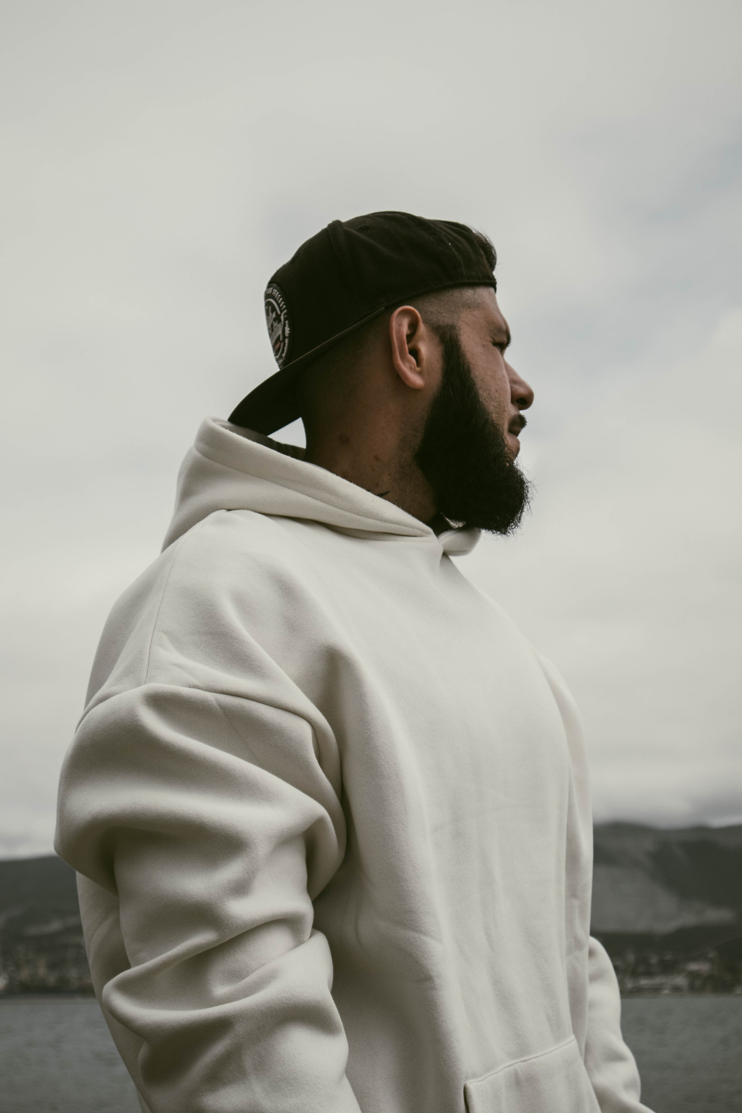 О. Уличный фотограф Города N