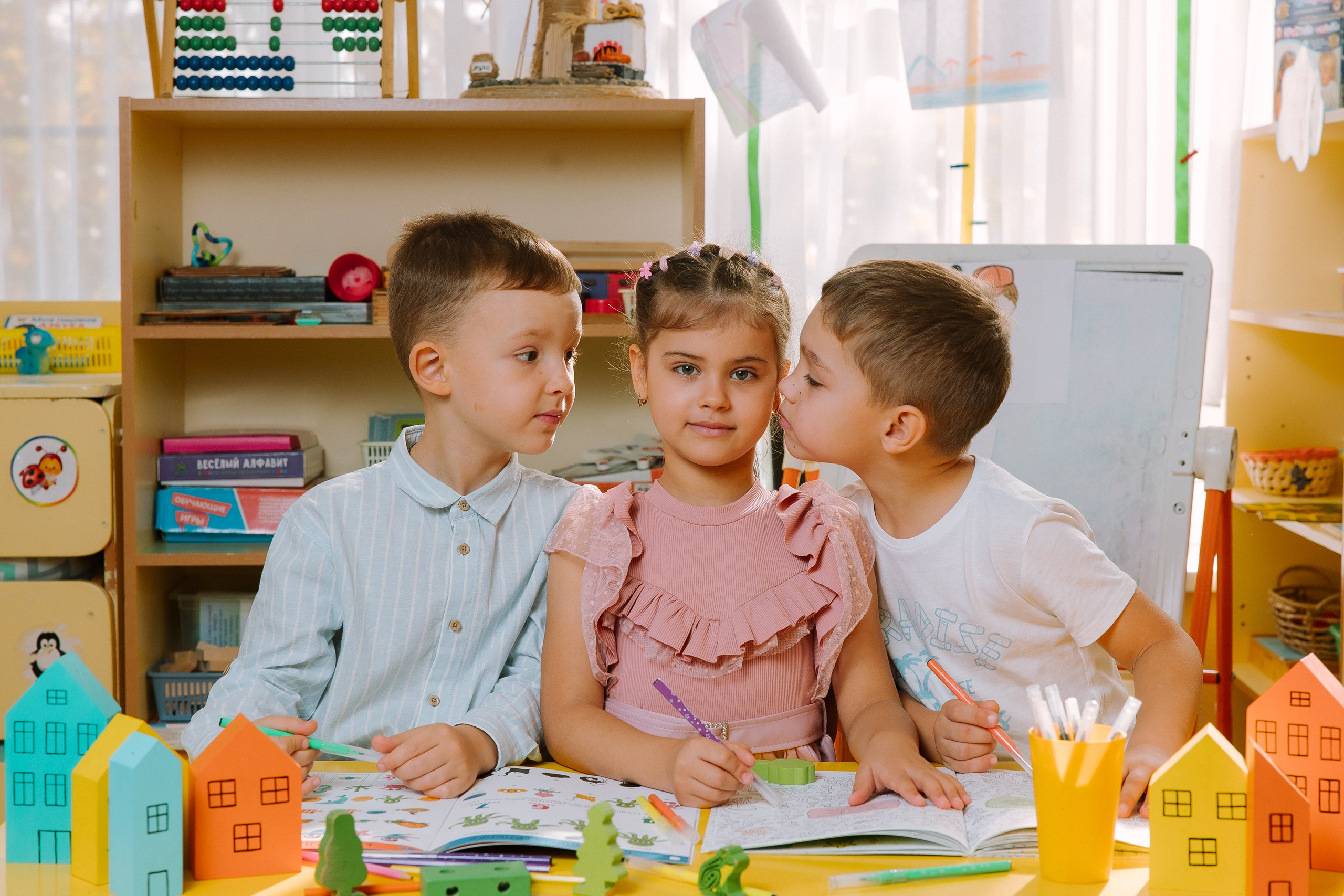 Групповые фото — игра- Рисование (кубики). Выпускные альбомы Натальи Бутко: Новороссийск, Анапа, Геленджик