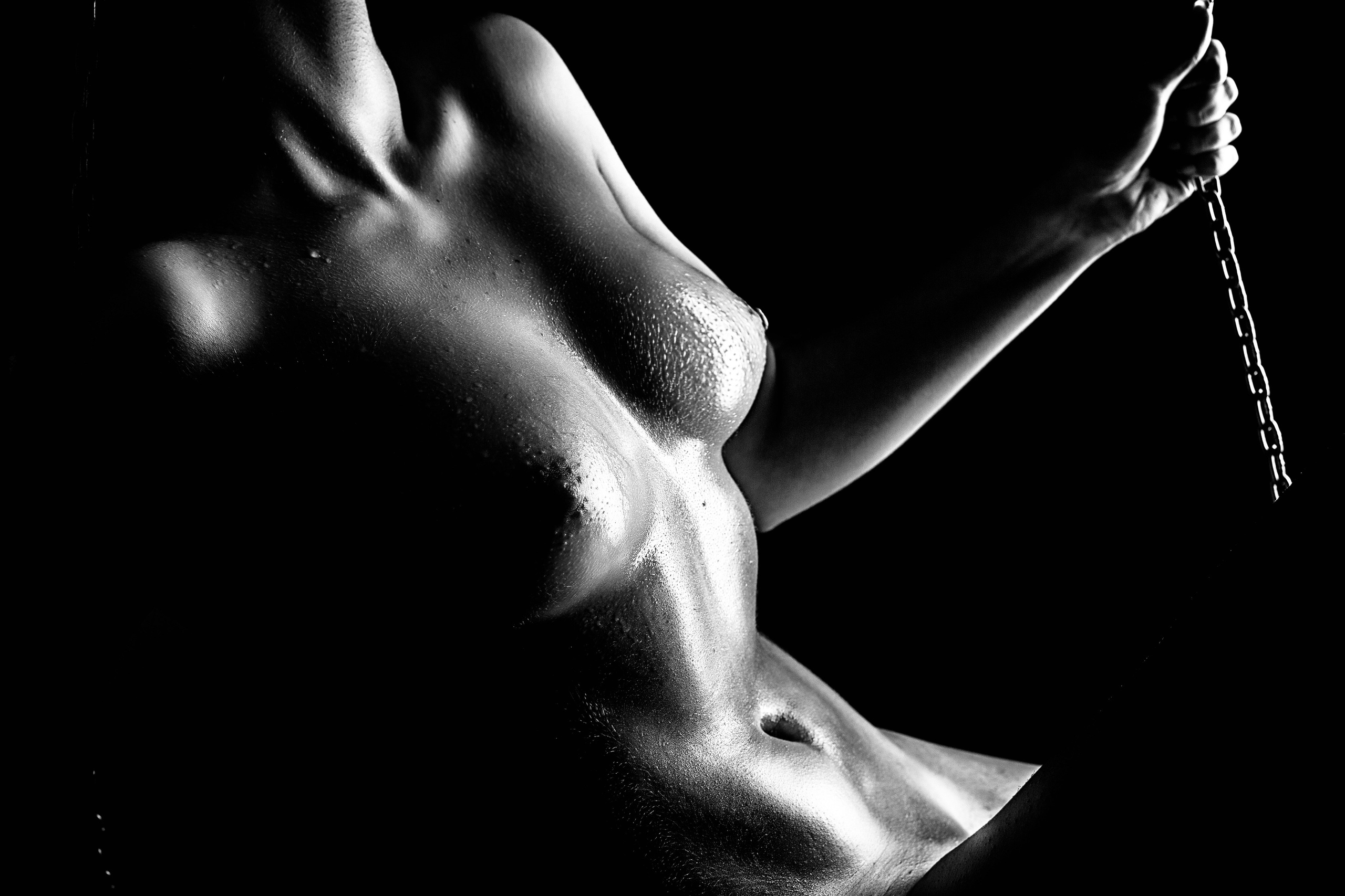 чёрно белое фото красивая обнажённой девушки. Контровой свет один источник 