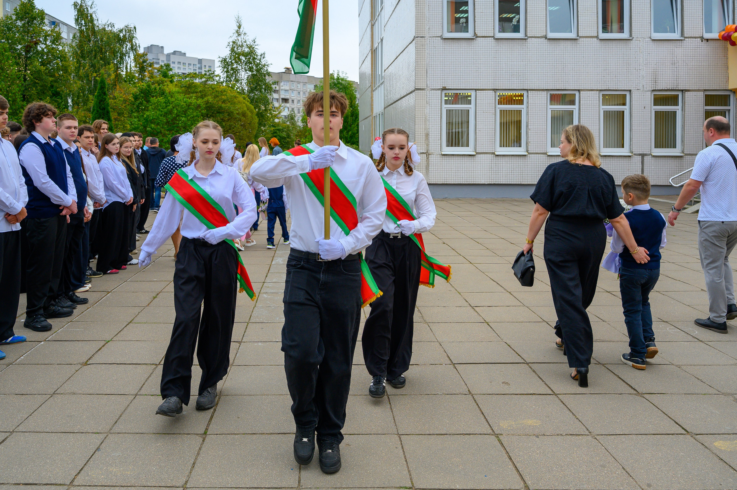 Вот звучит первый звонок, перед этим долгое приготовление к новому этапу в жизни, Яромир идет в школу. Фотоуслуги, услуги фотографа, фотографирование важных событий