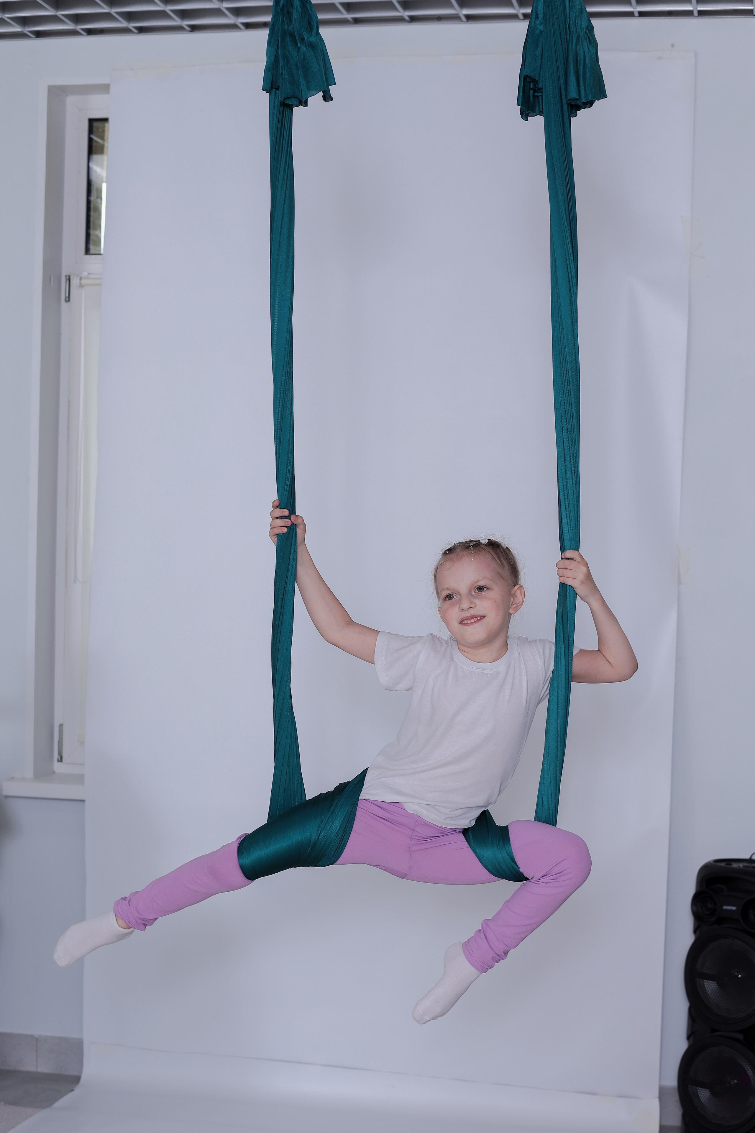 Детская аэройога. Фотограф Надршина Лилия