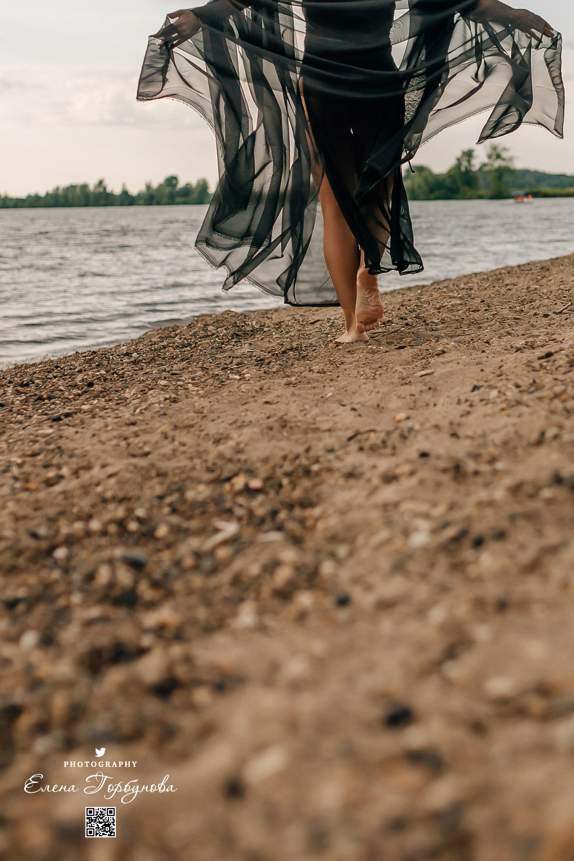 Черная серия с тканью. Набережная. Александра и Таисия. Июль 2025 г. Фотограф Пермь. Свадьбы. Семья и дети, школа, д. сад. Фотокниги