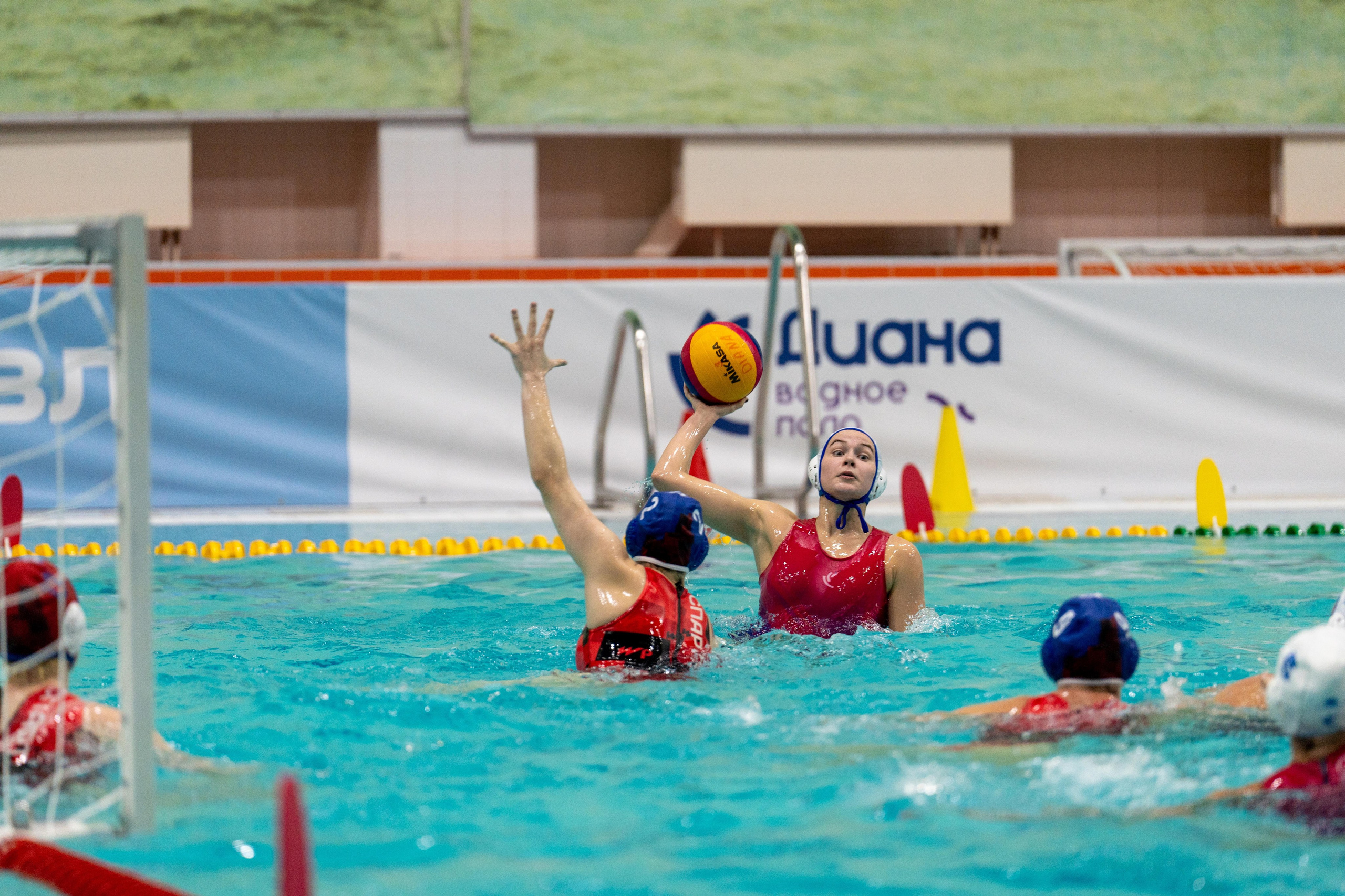 Спортивный фотограф Санкт-Петербург запечатлел атаку ватерполистки Дианы в матче