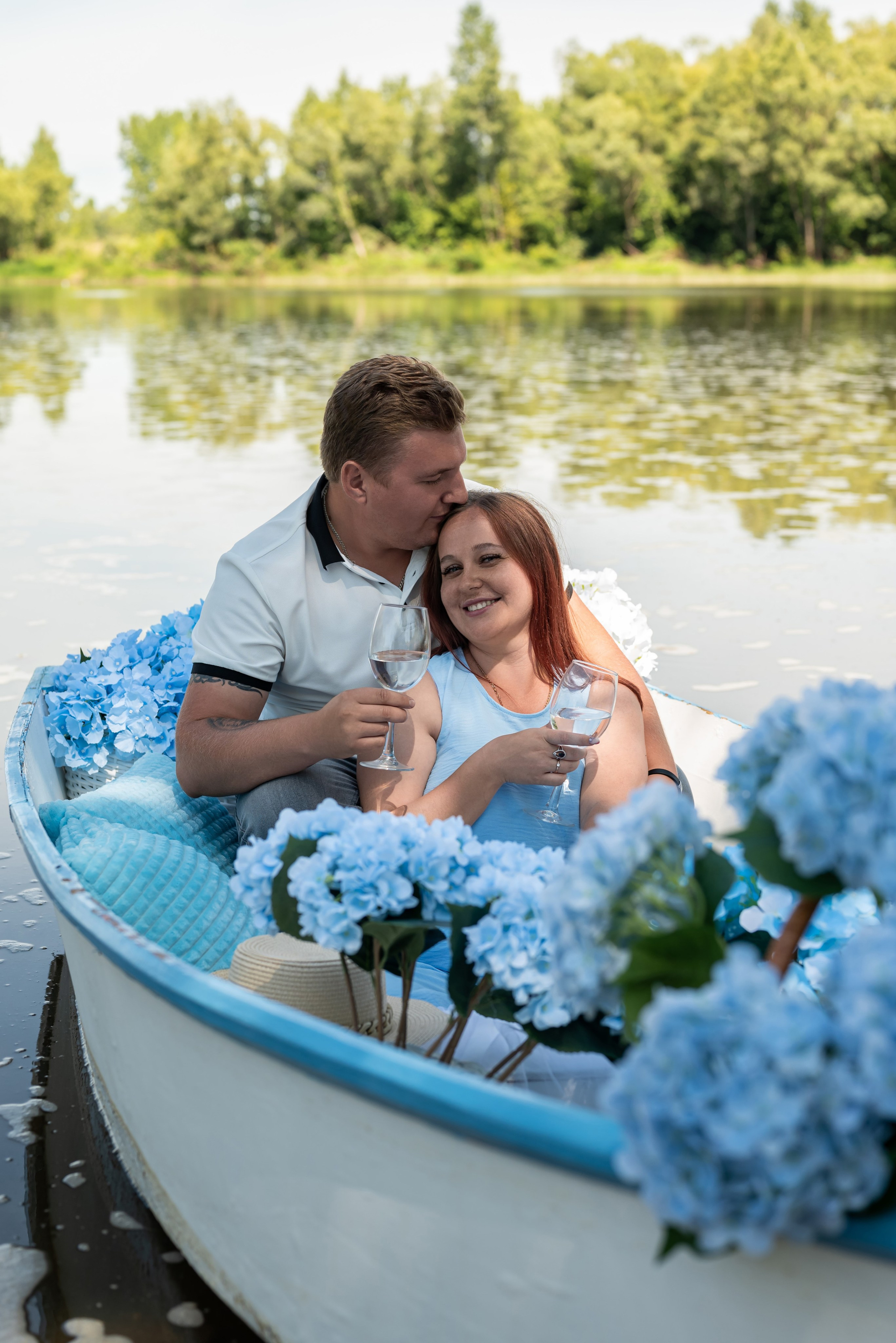 Фотопроект на лодке с голубыми гортензиями. Фотограф в городе Салават