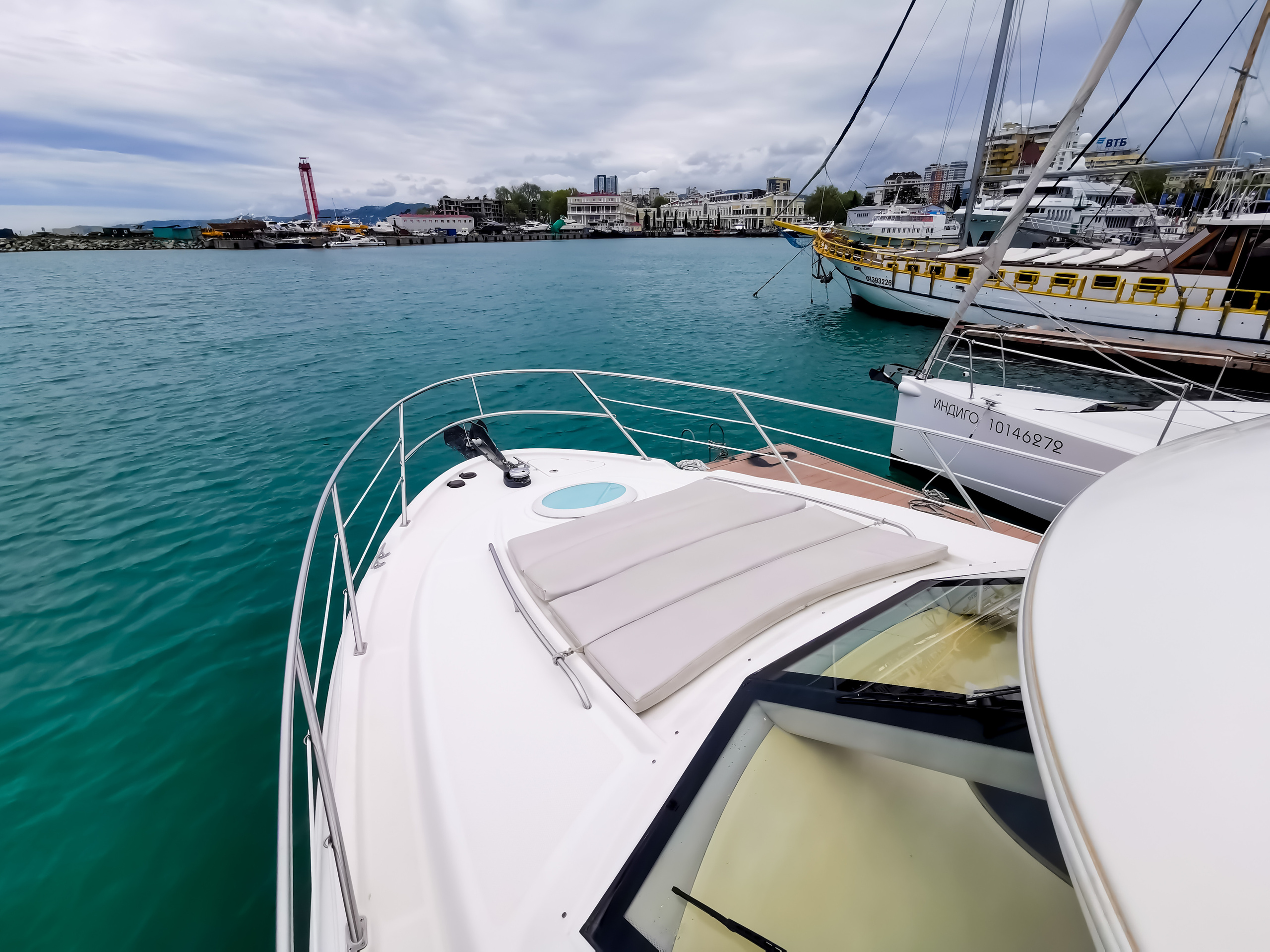 ДВУХПАЛУБНЫЕ ЯХТЫ В СОЧИ. Аренда Яхт в Сочи от Эконом до Премиум Класса