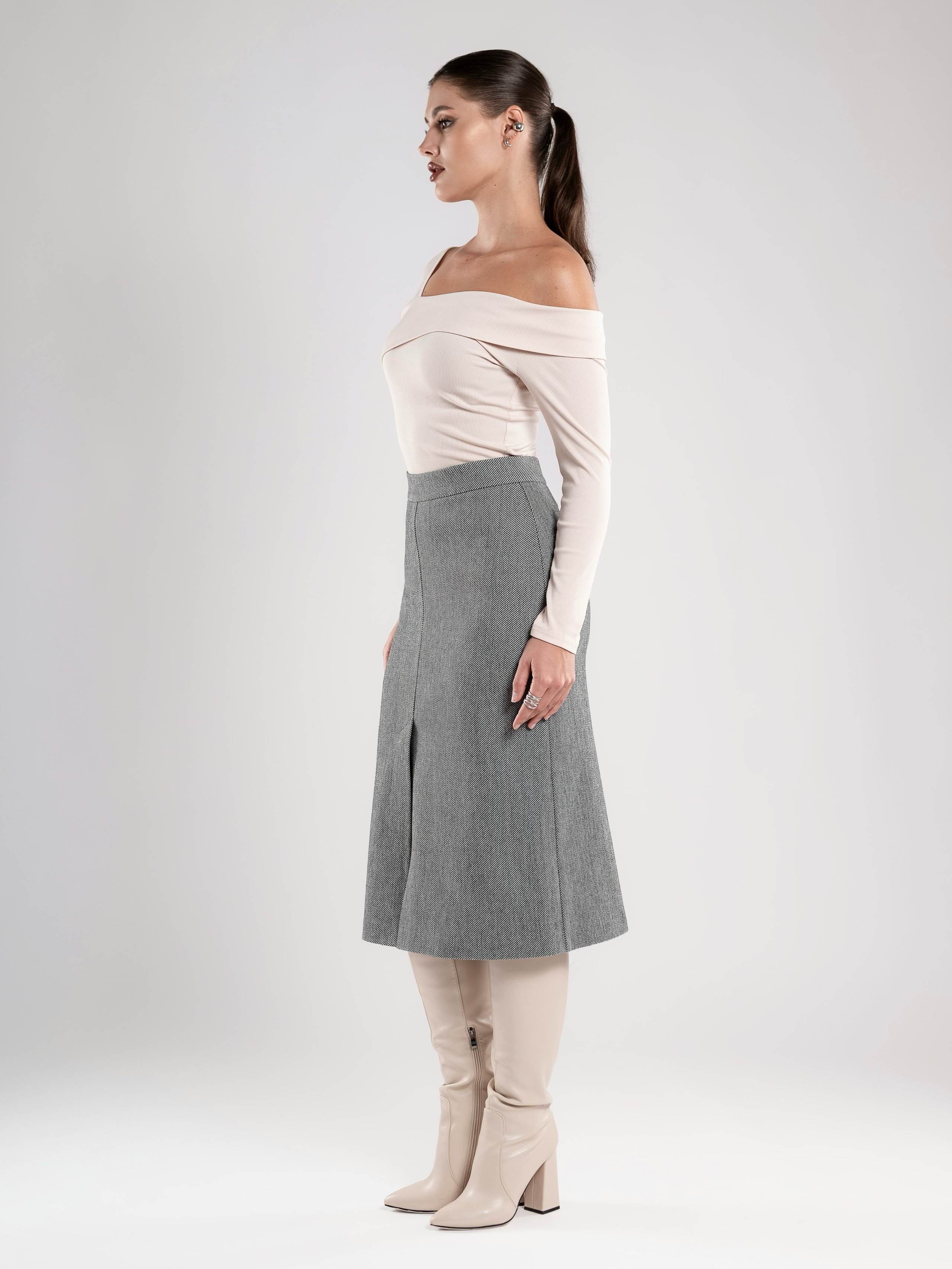 Юбки классика серый фон+интерьер. Предметный фотограф, фото для маркетплейсов Пятигорск, КМВ