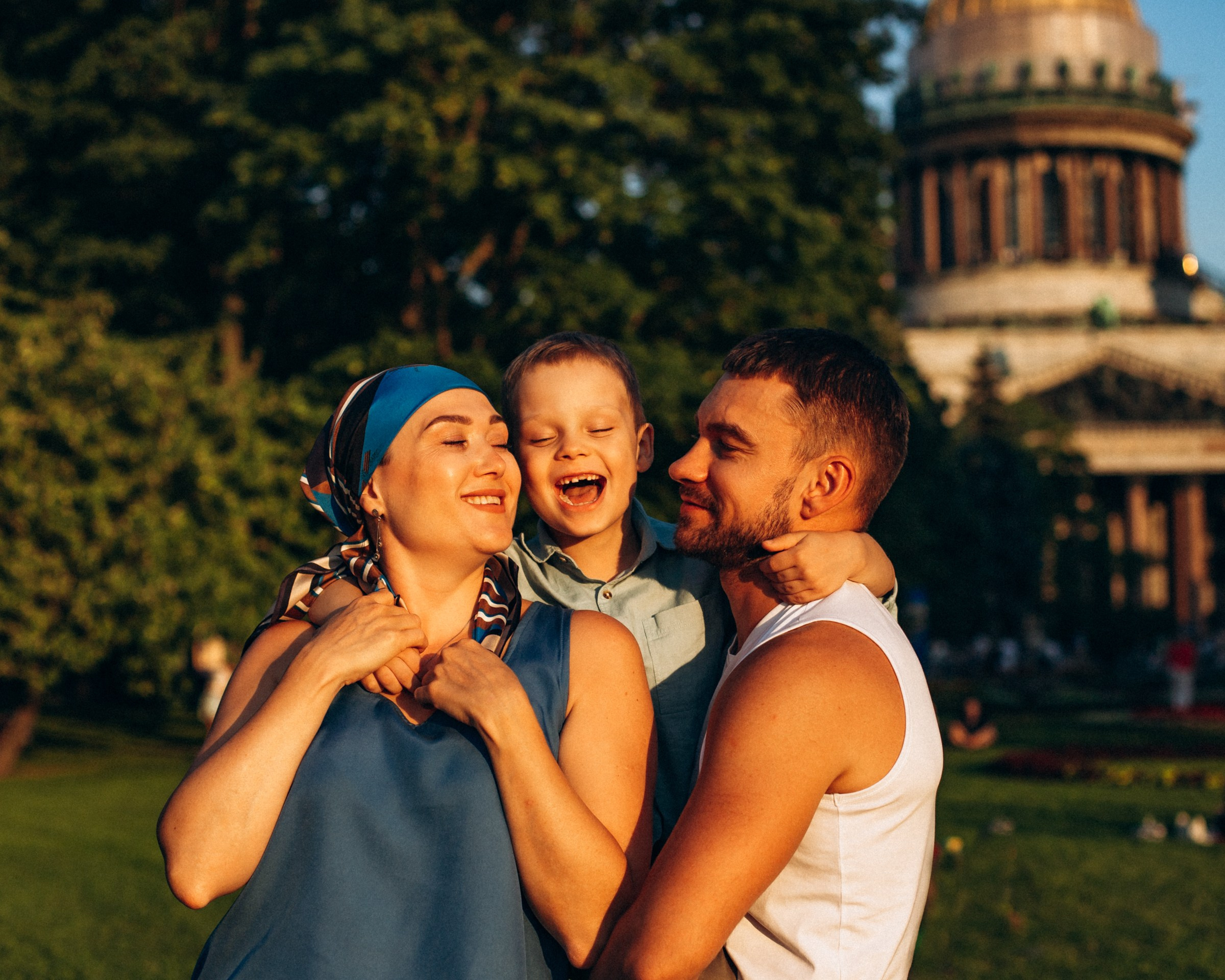 Наталья с семьей в июле. Фотопрогулка в Петербурге. Индивидуальный и семейный фотограф в Санкт-Петербурге