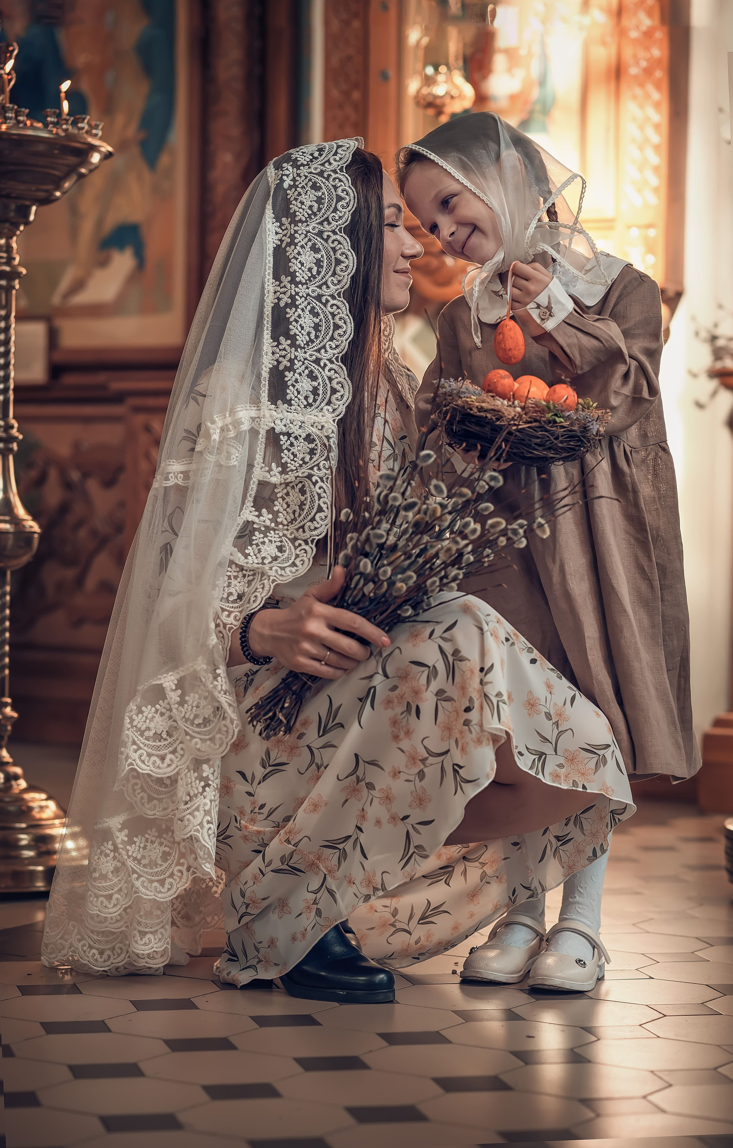 Ниночка с мамой Еленой в вербное воскресенье. Фотографы крещения/венчания  Красноярск Татьяна и Вячеслав Переваловы