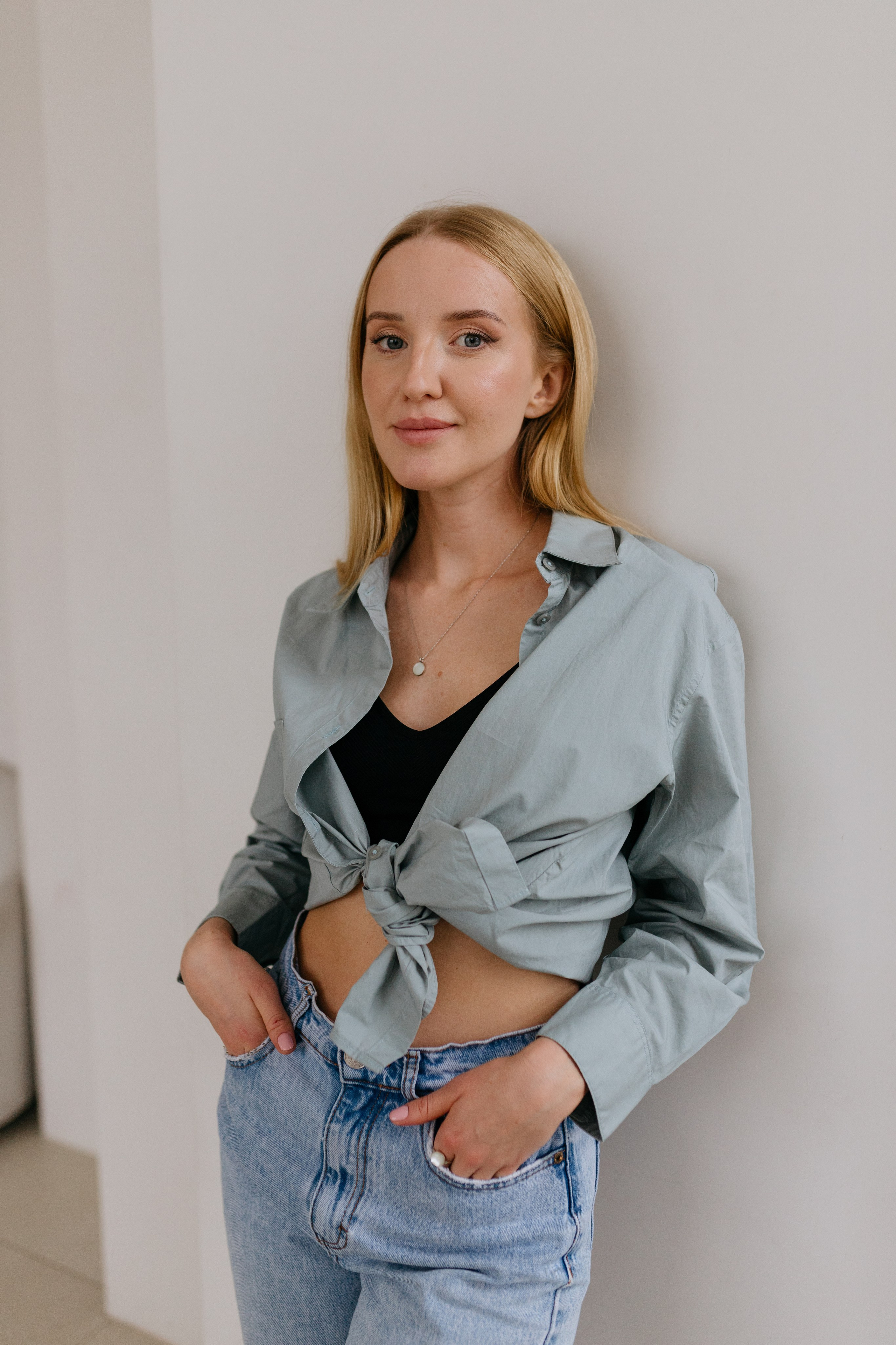 Парная фотосессия в минималистичной студии. Сестры Карабаза. Фотографы и ретушеры в Москве и Санкт-Петербурге