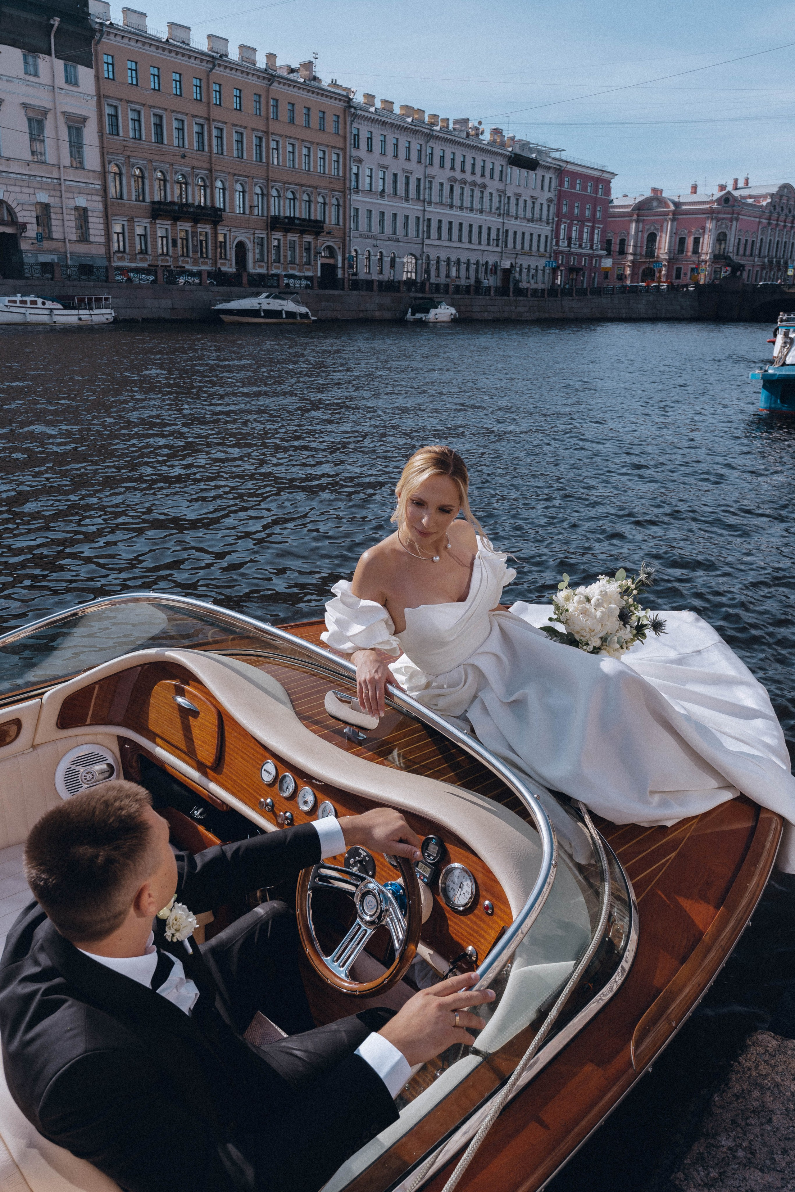 СВАДЕНБНАЯ СЬЕМКА НА КАТЕРЕ ПО КАНАЛАМ САНКТ-ПЕТЕРБУРГА И В АКВАТОРИИ НЕВЫ. Профессиональный фотограф, Санкт-Петербург — Виктория Богомолова