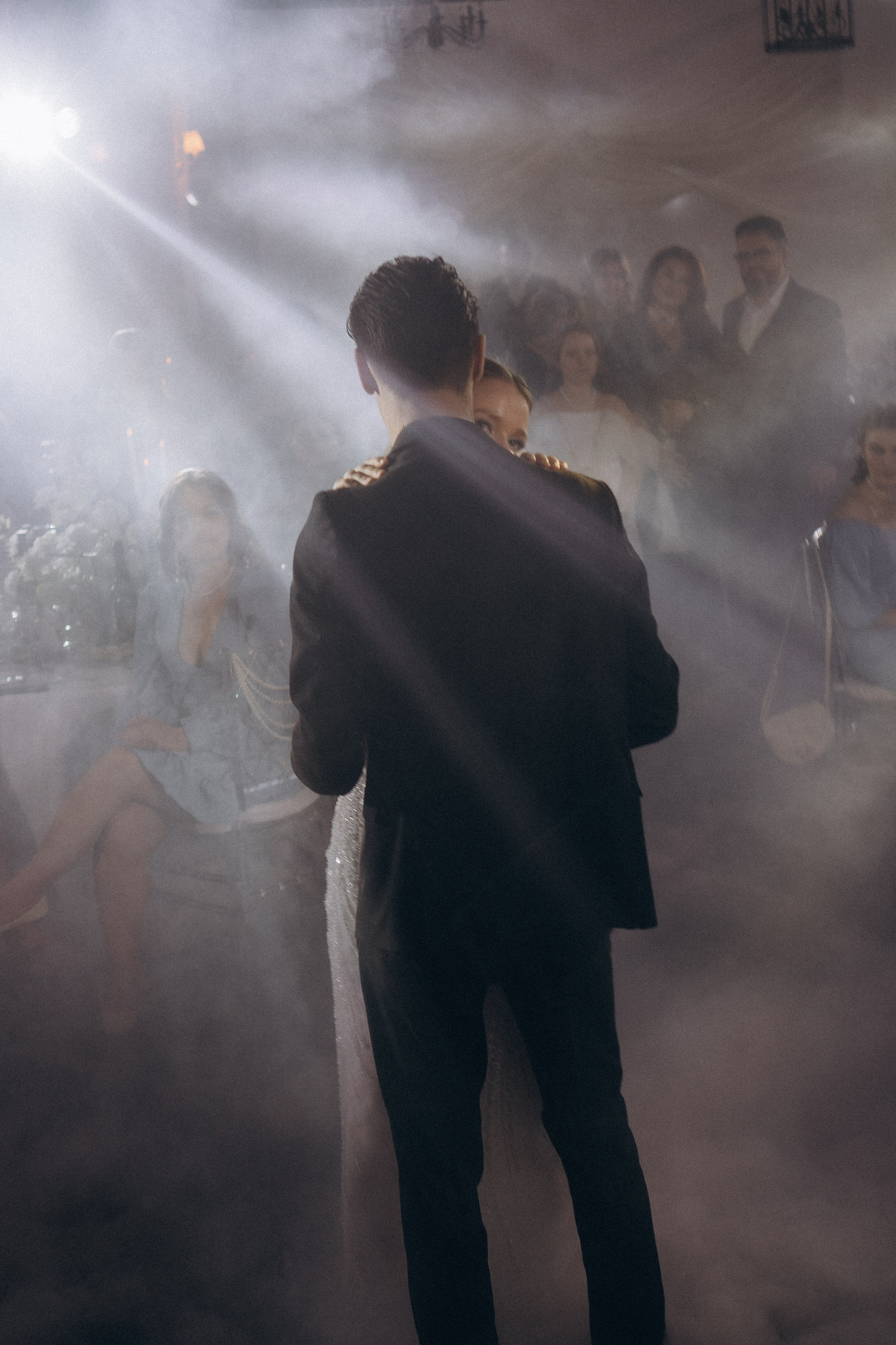 ПЕРВЫЙ ТАНЕЦ МОЛОДЫХ НА БАНКЕТЕ. ТРОГАТЕЛЬНЫЙ МОМЕНТ (СНЯТО В СИБИРЕ В НИЖНЕВАРТОВСКЕ). Профессиональный фотограф, Санкт-Петербург — Виктория Богомолова