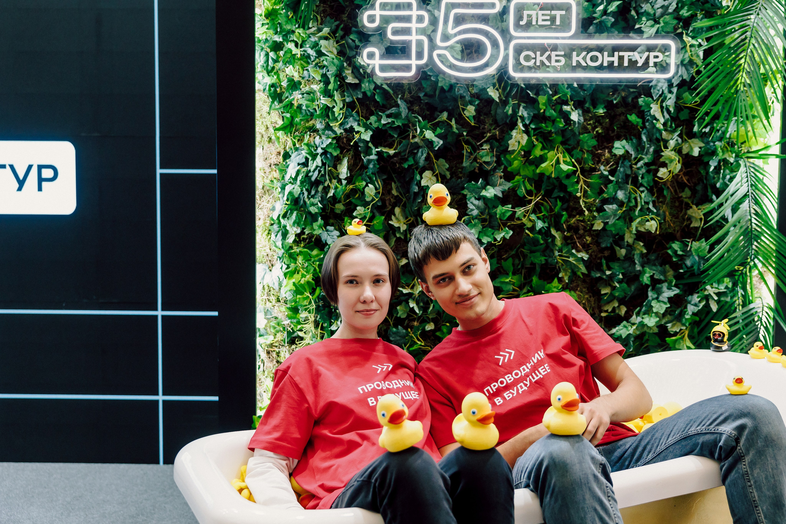 СКБ Контур — Форум будущего — Стенд. Лёшка Варзегов — фотограф