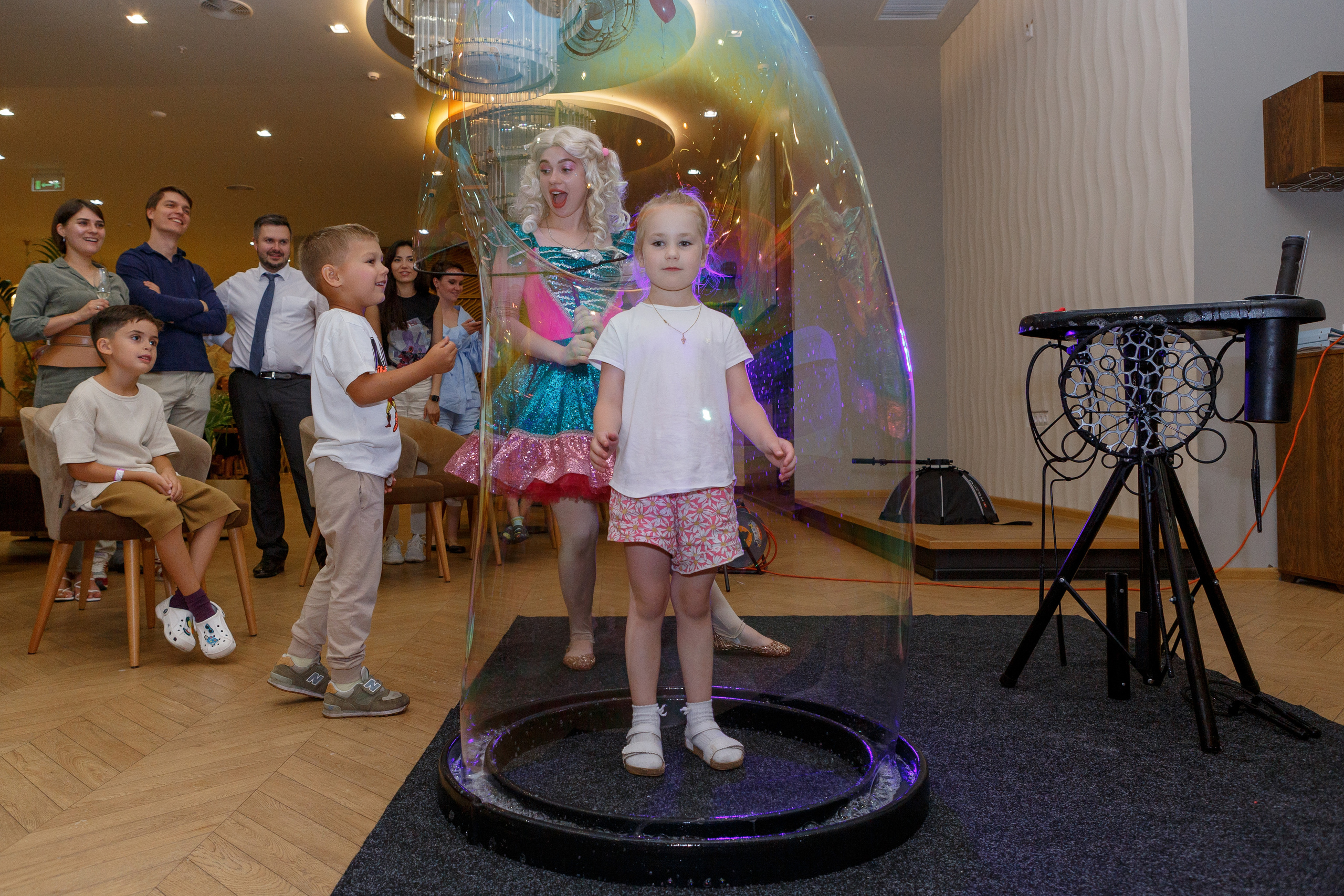 Фотограф на детский день рождения в Москве в детском центре. Репортажный фотограф Москва Сергей Дружинин