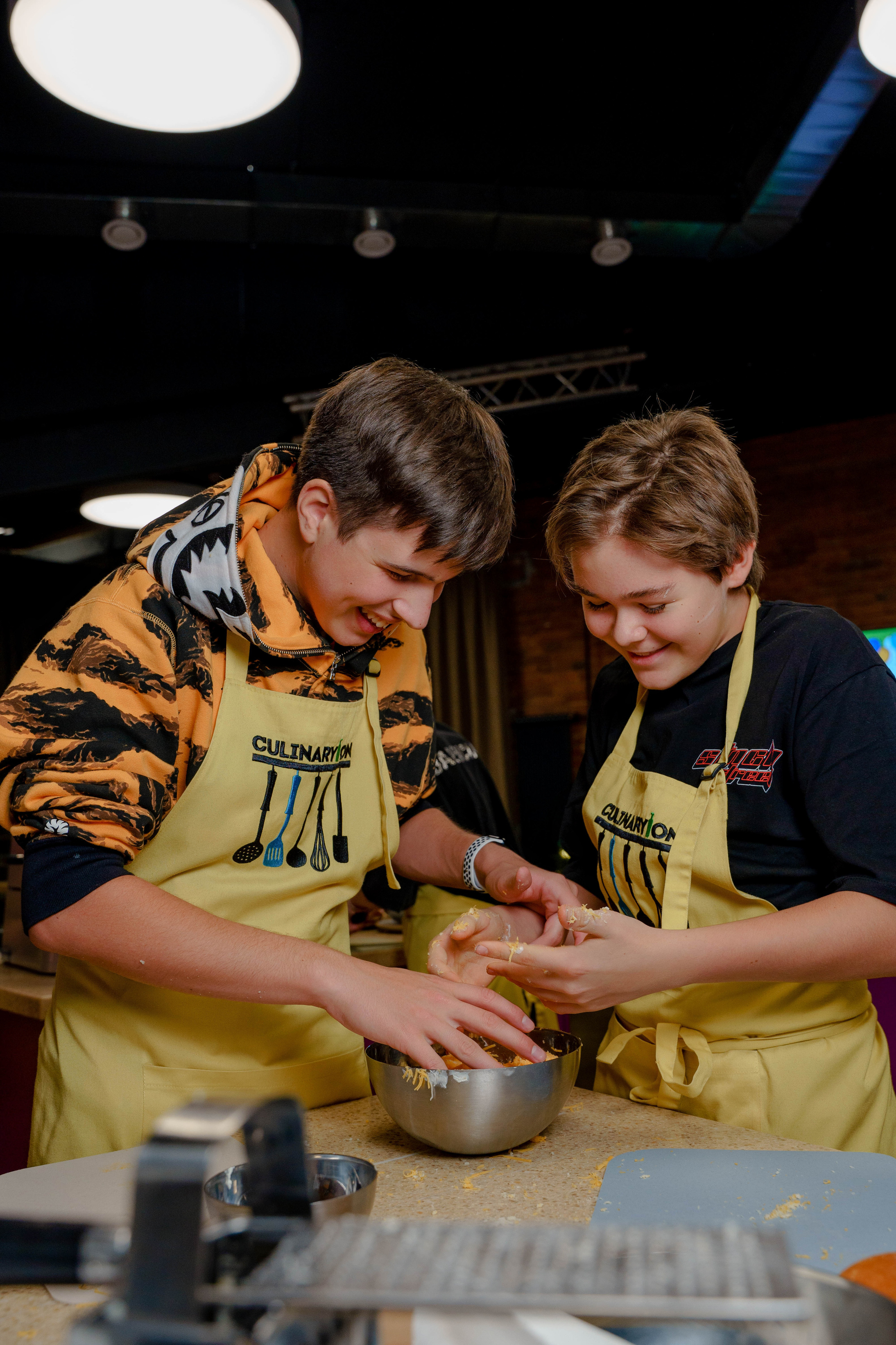 Фотограф на день рождения в кулинарной студии. Репортажный фотограф Москва Сергей Дружинин