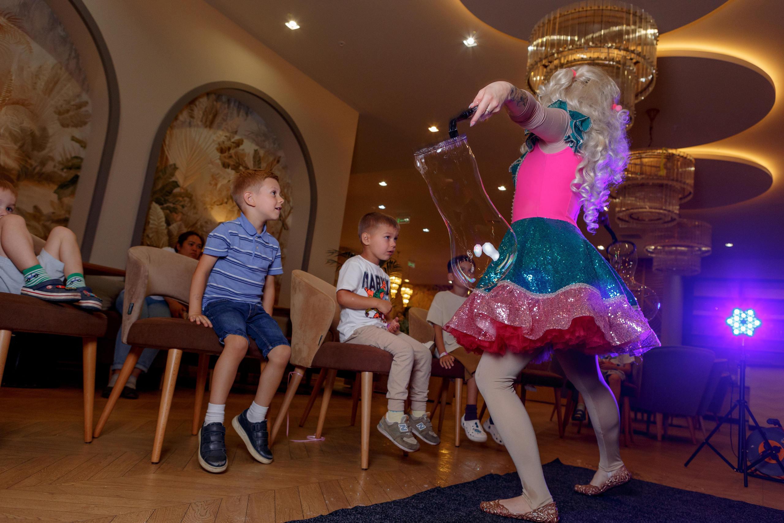 Фотограф на детский день рождения в Москве в детском центре. Репортажный фотограф Москва Сергей Дружинин