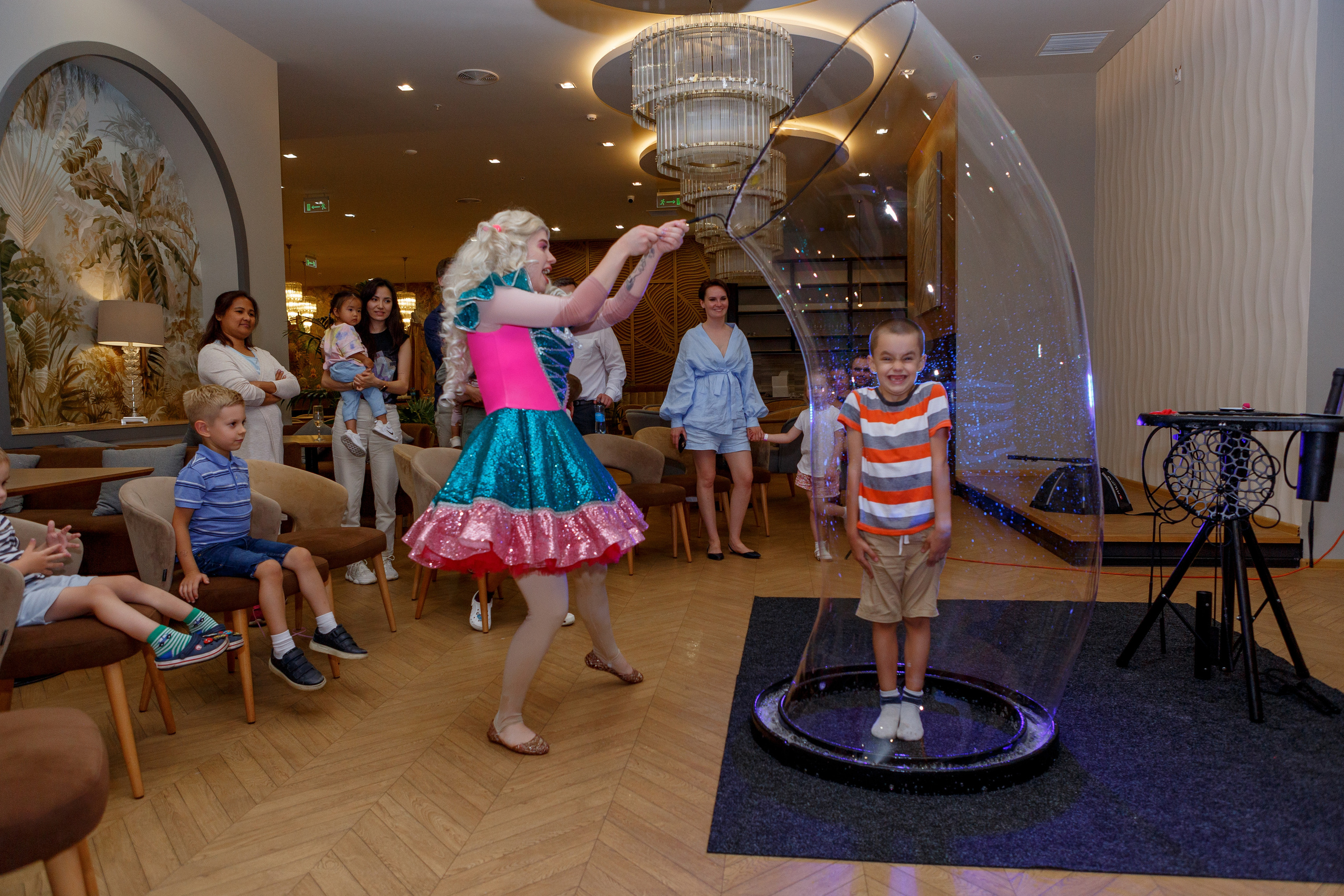 Фотограф на детский день рождения в Москве в детском центре. Репортажный фотограф Москва Сергей Дружинин