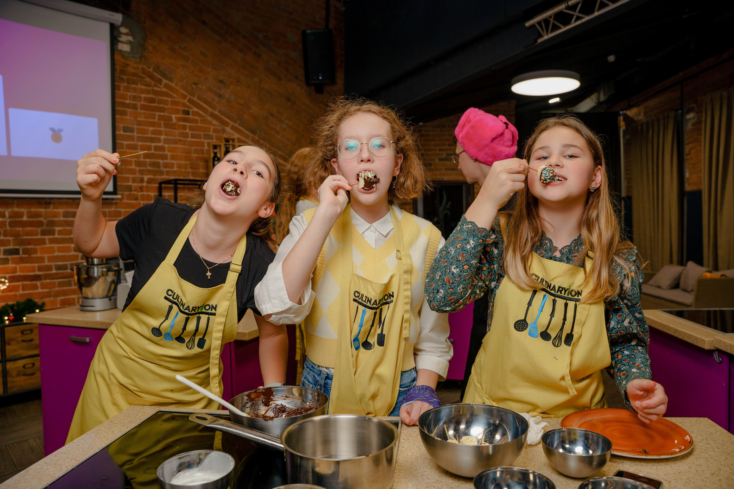 Фотограф на день рождения в кулинарной студии. Репортажный фотограф Москва Сергей Дружинин