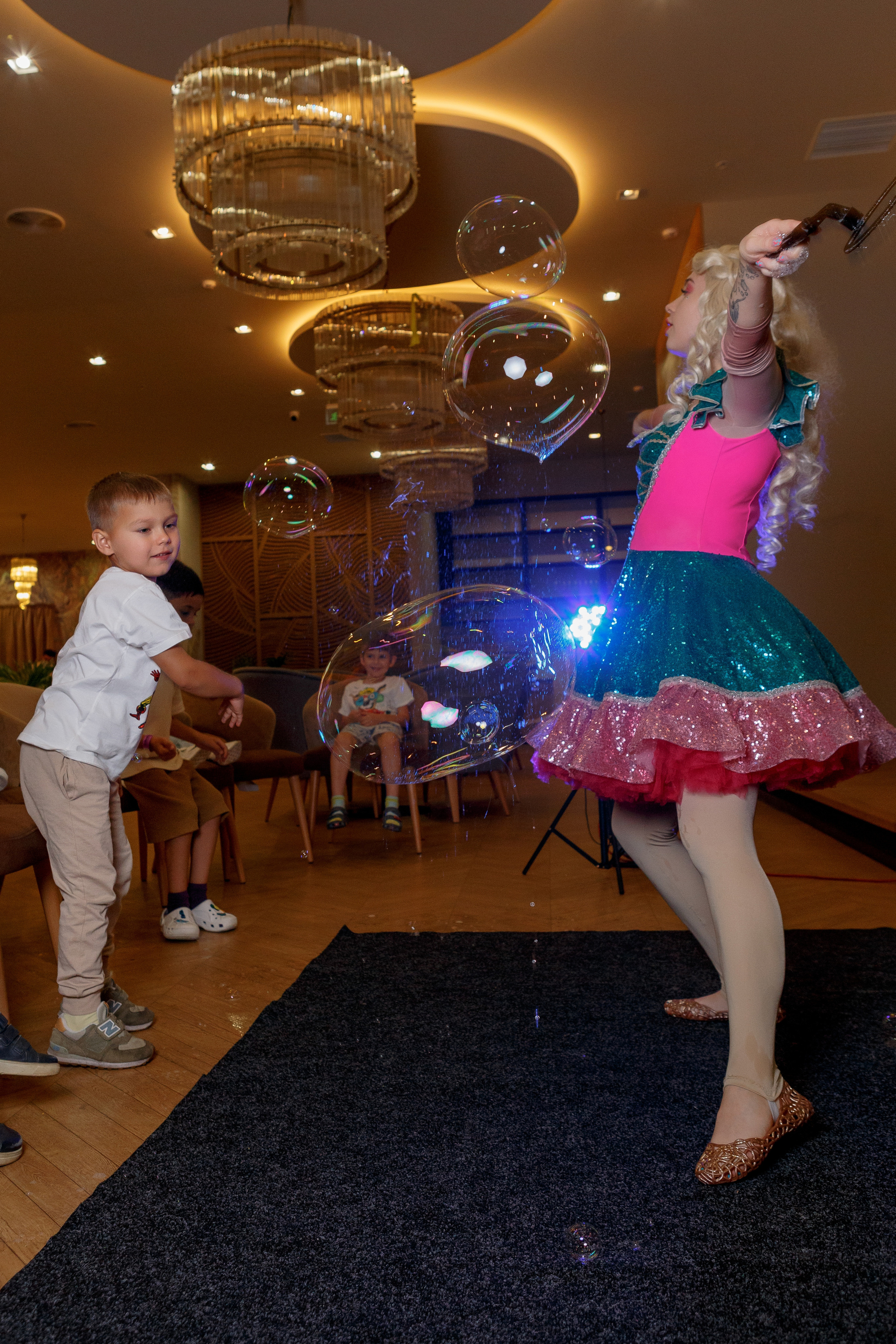 Фотограф на детский день рождения в Москве в детском центре. Репортажный фотограф Москва Сергей Дружинин