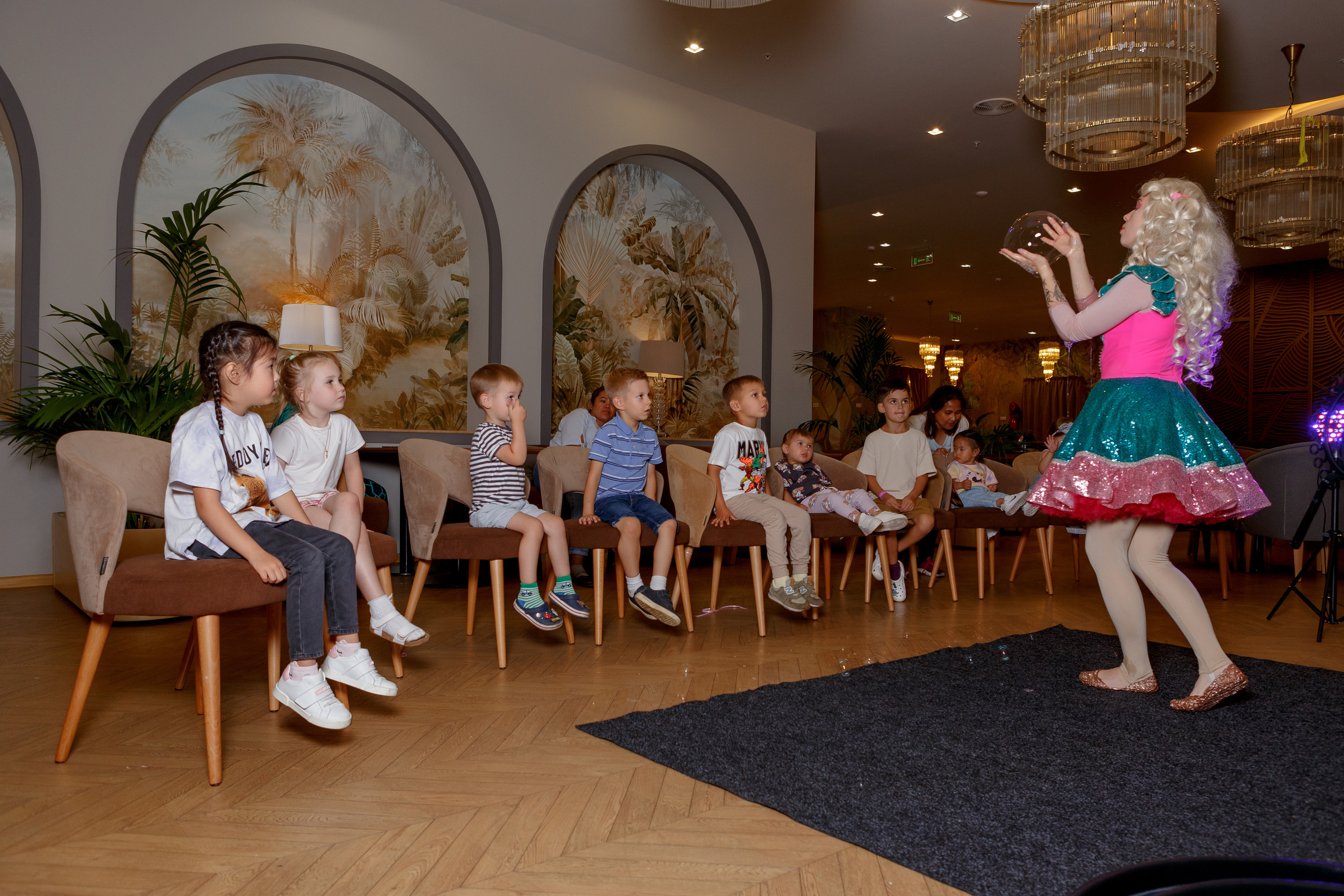 Фотограф на детский день рождения в Москве в детском центре. Репортажный фотограф Москва Сергей Дружинин