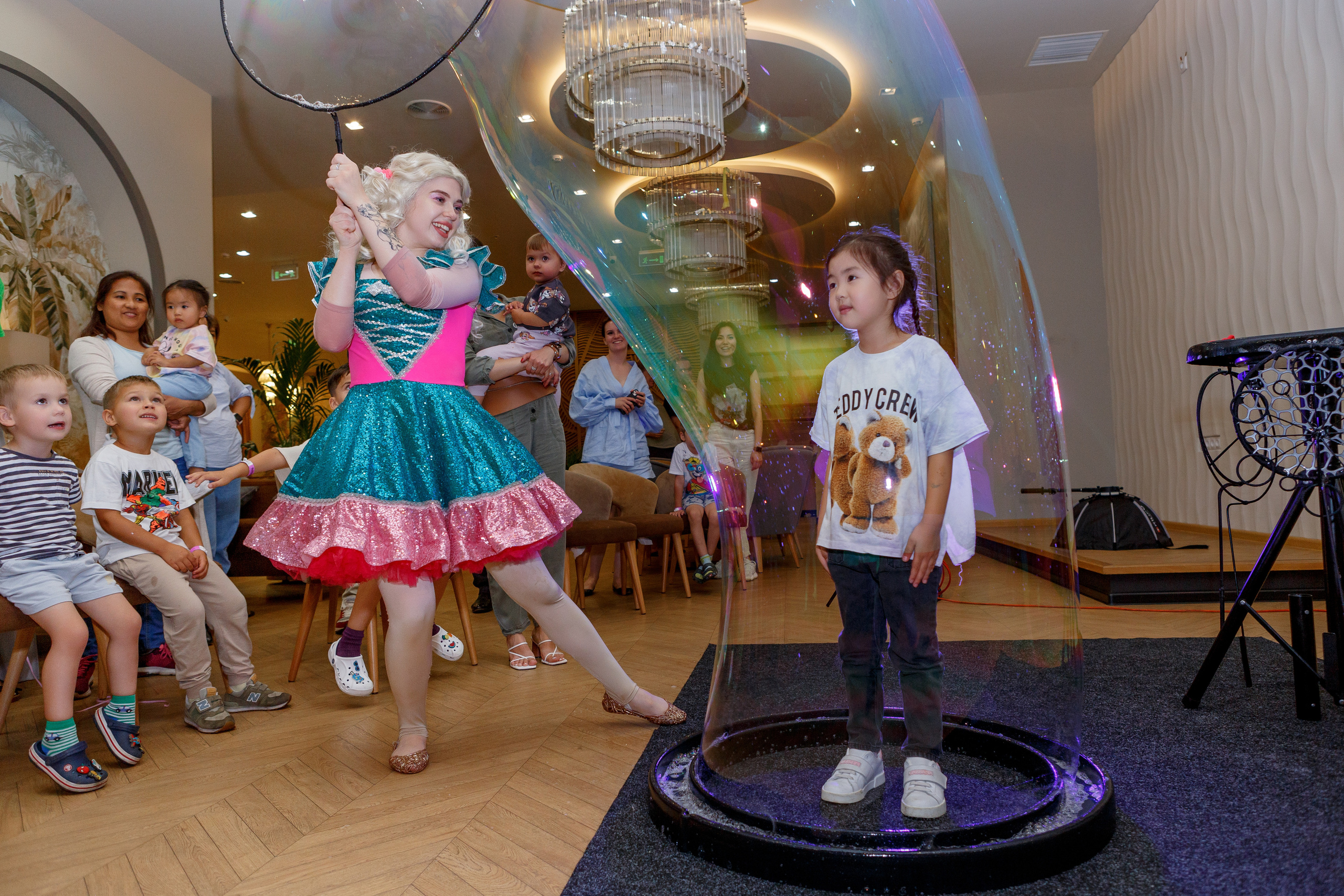 Фотограф на детский день рождения в Москве в детском центре. Репортажный фотограф Москва Сергей Дружинин